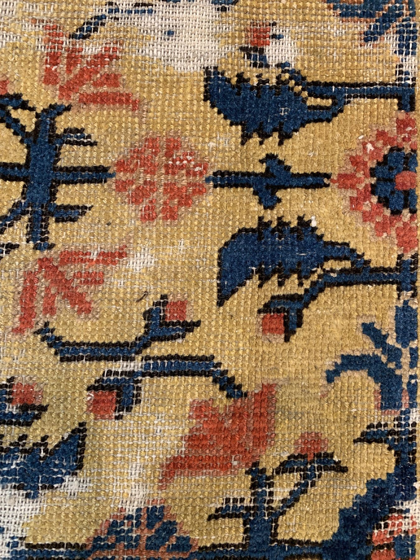 Detail c: Früher gelbgrundiger Ning-Hsia, Westchina, Anfang 19 Jhd. Wolle geknüpft auf Baumwolle, ca. 190 x 134 cm, EHZ:(Fragment)