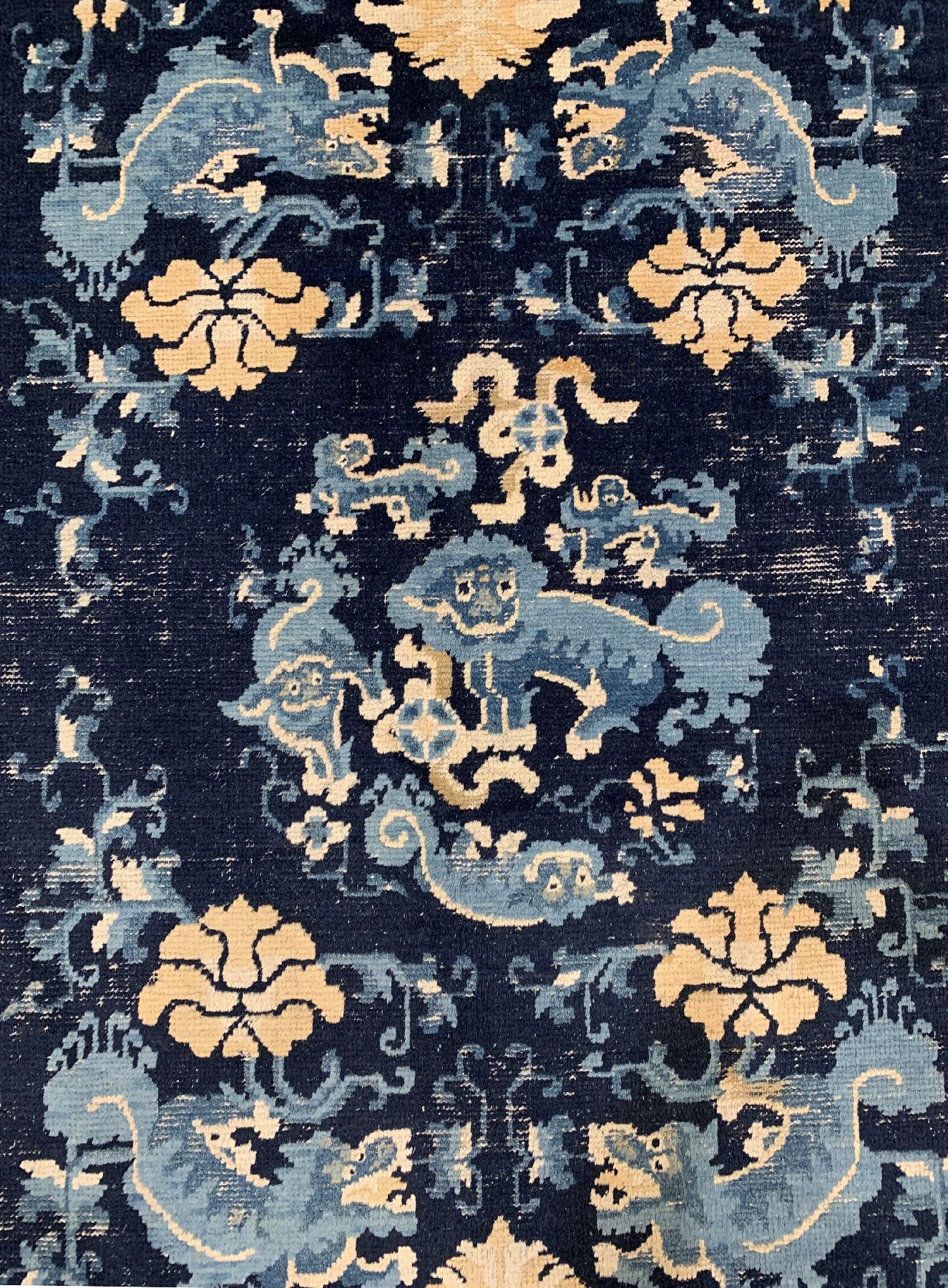 Detail a: Antiker Ning-Hsia (Schneelöwen) Westchina 19 Jhd. Wolle geknüpft auf Baumwolle, Schneelöwen auf blauem Grund, Glückssymbole in der Borrüre, ca. ...