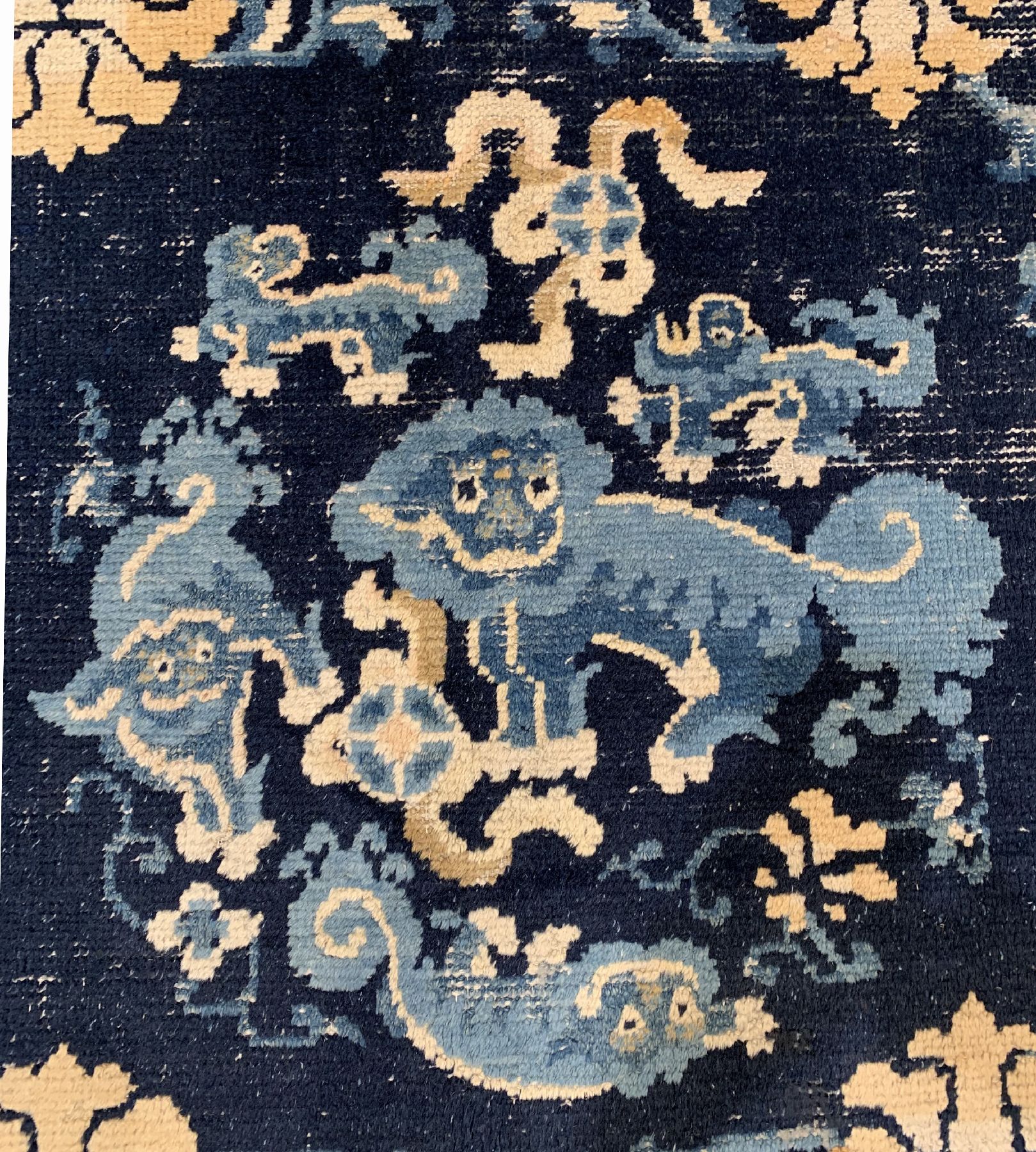 Detail b: Antiker Ning-Hsia (Schneelöwen) Westchina 19 Jhd. Wolle geknüpft auf Baumwolle, Schneelöwen auf blauem Grund, Glückssymbole in der Borrüre, ca. ...