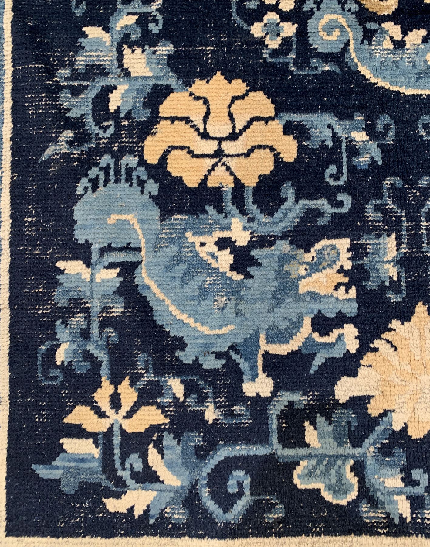 Detail c: Antiker Ning-Hsia (Schneelöwen) Westchina 19 Jhd. Wolle geknüpft auf Baumwolle, Schneelöwen auf blauem Grund, Glückssymbole in der Borrüre, ca. ...