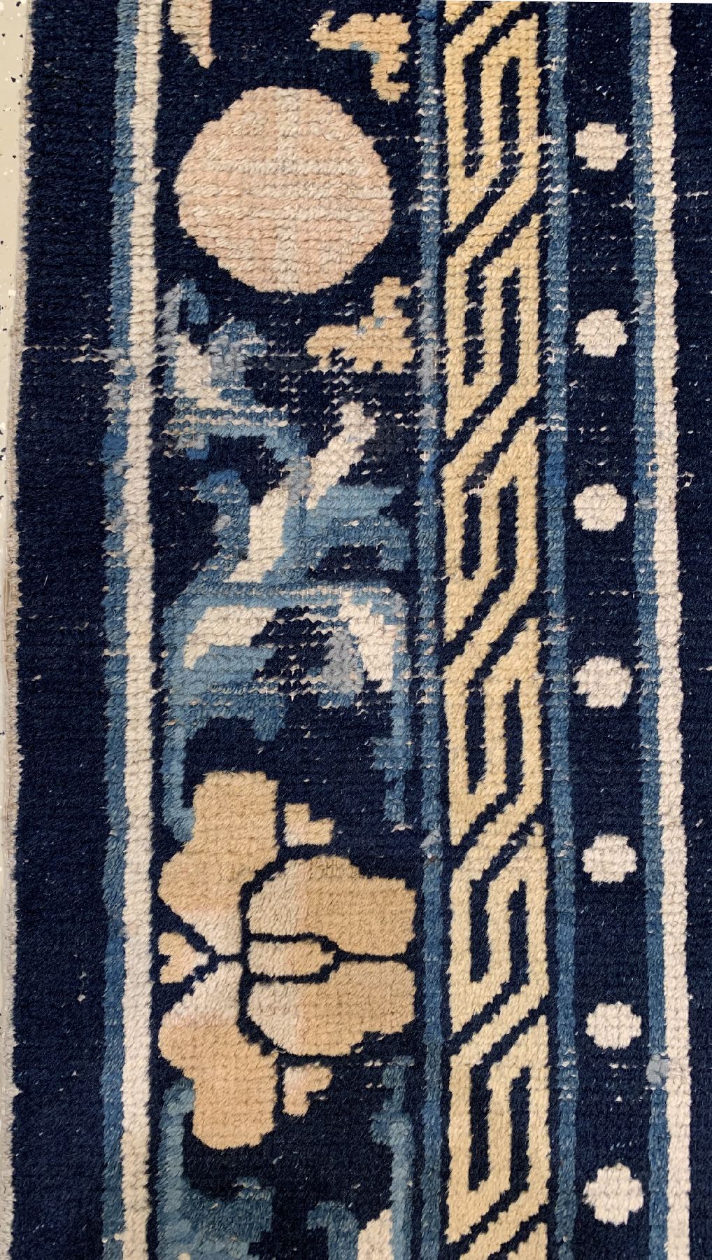 Detail d: Antiker Ning-Hsia (Schneelöwen) Westchina 19 Jhd. Wolle geknüpft auf Baumwolle, Schneelöwen auf blauem Grund, Glückssymbole in der Borrüre, ca. ...