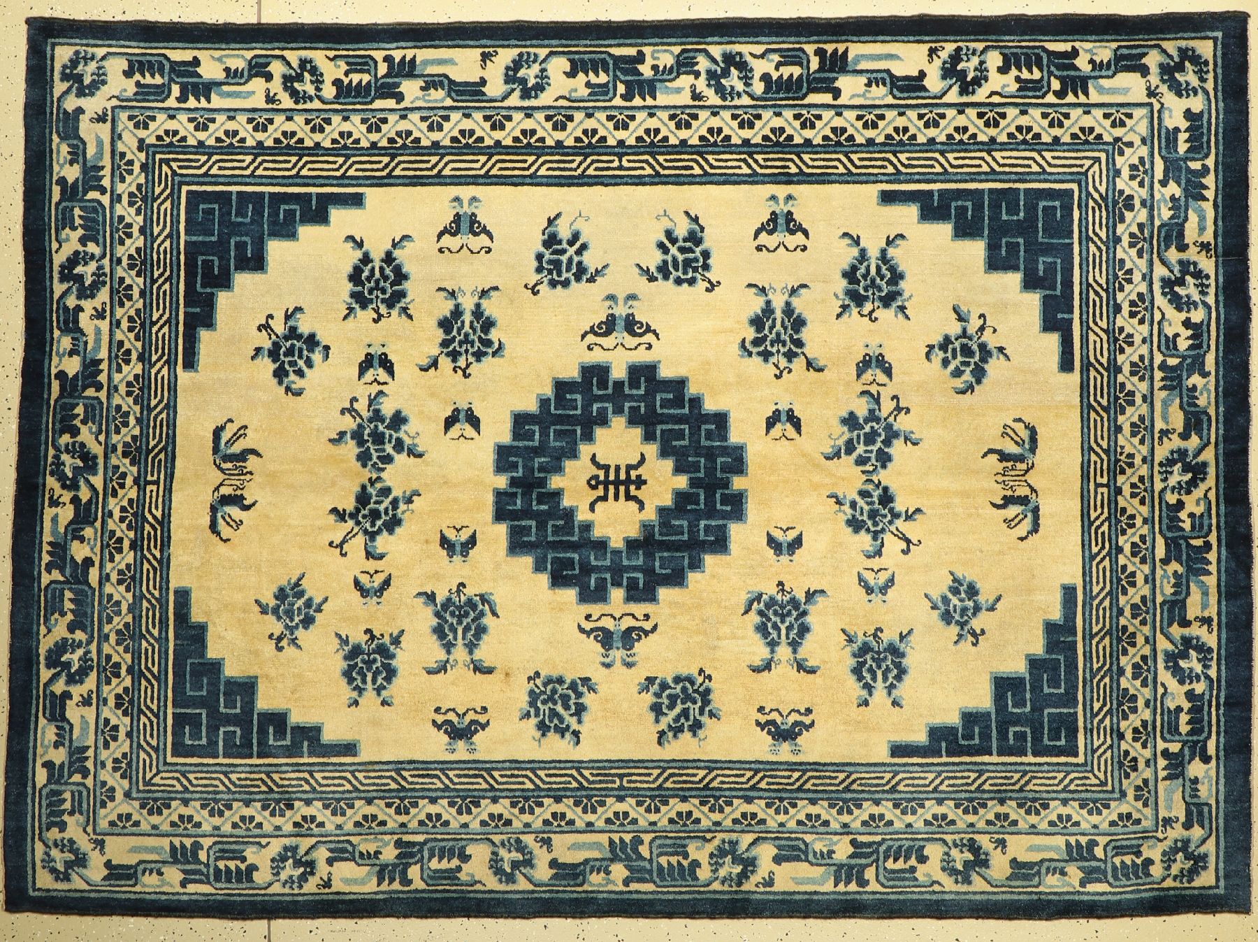 Hellgrundiger Ning-Hsia antik, Westchina, 19 Jhd, Wolle geknüpft auf Baumwolle, Blumen und Schmetterlinge auf gelbem Grund, ca. 247 x 178 cm, EHZ: ...