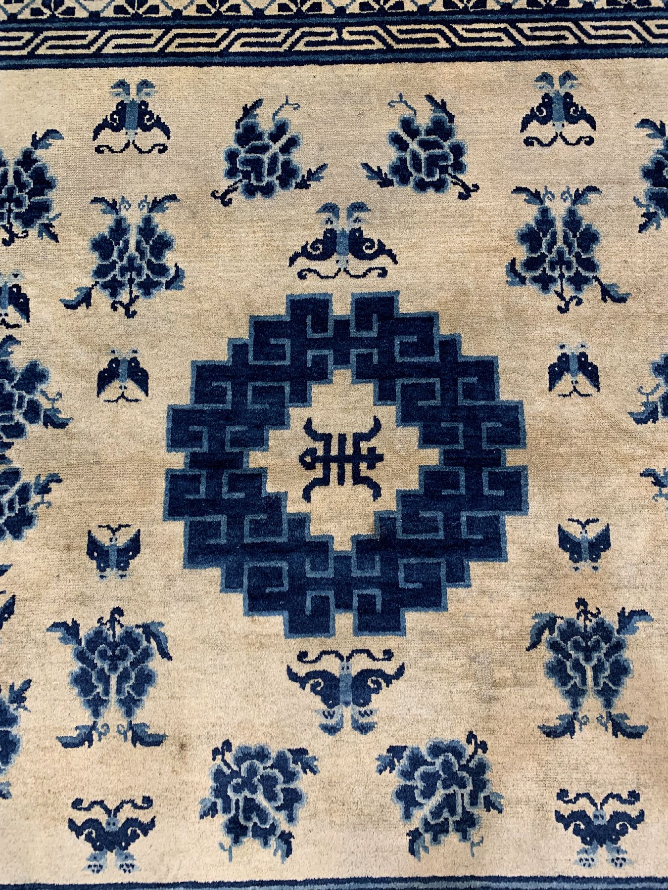 Detail a: Hellgrundiger Ning-Hsia antik, Westchina, 19 Jhd, Wolle geknüpft auf Baumwolle, Blumen und Schmetterlinge auf gelbem Grund, ca. 247 x 178 cm, EHZ: ...