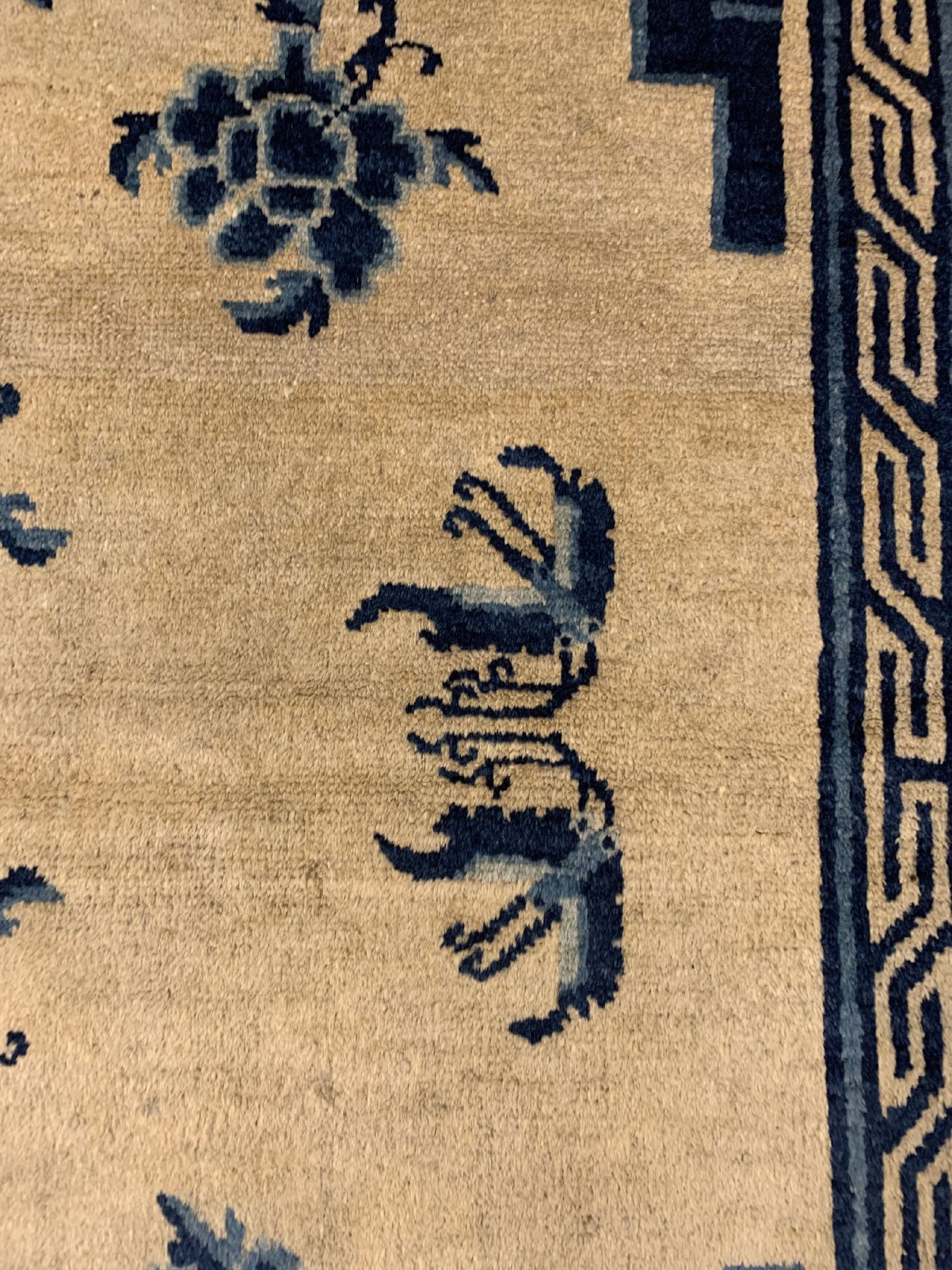 Detail b: Hellgrundiger Ning-Hsia antik, Westchina, 19 Jhd, Wolle geknüpft auf Baumwolle, Blumen und Schmetterlinge auf gelbem Grund, ca. 247 x 178 cm, EHZ: ...