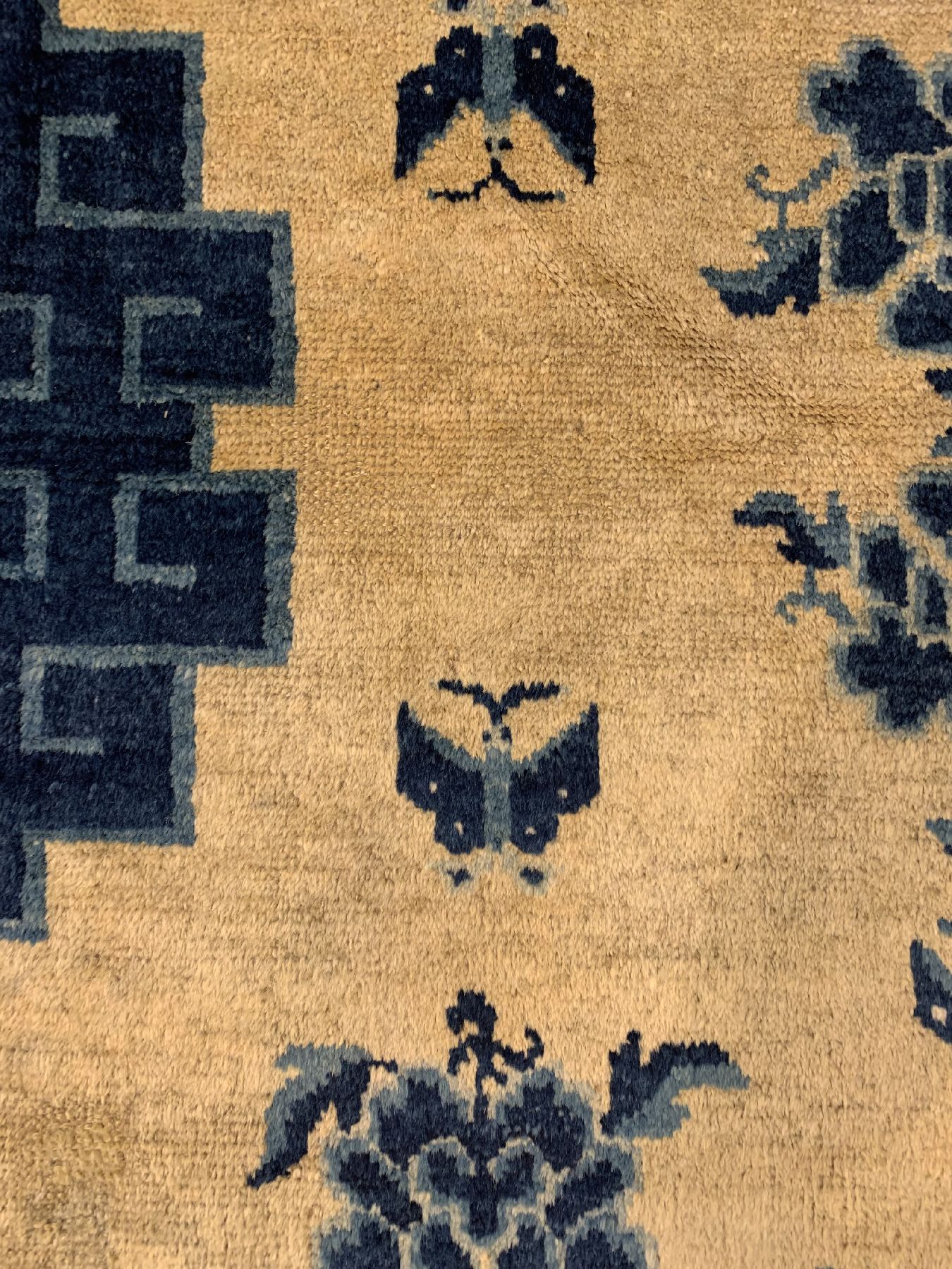 Detail c: Hellgrundiger Ning-Hsia antik, Westchina, 19 Jhd, Wolle geknüpft auf Baumwolle, Blumen und Schmetterlinge auf gelbem Grund, ca. 247 x 178 cm, EHZ: ...