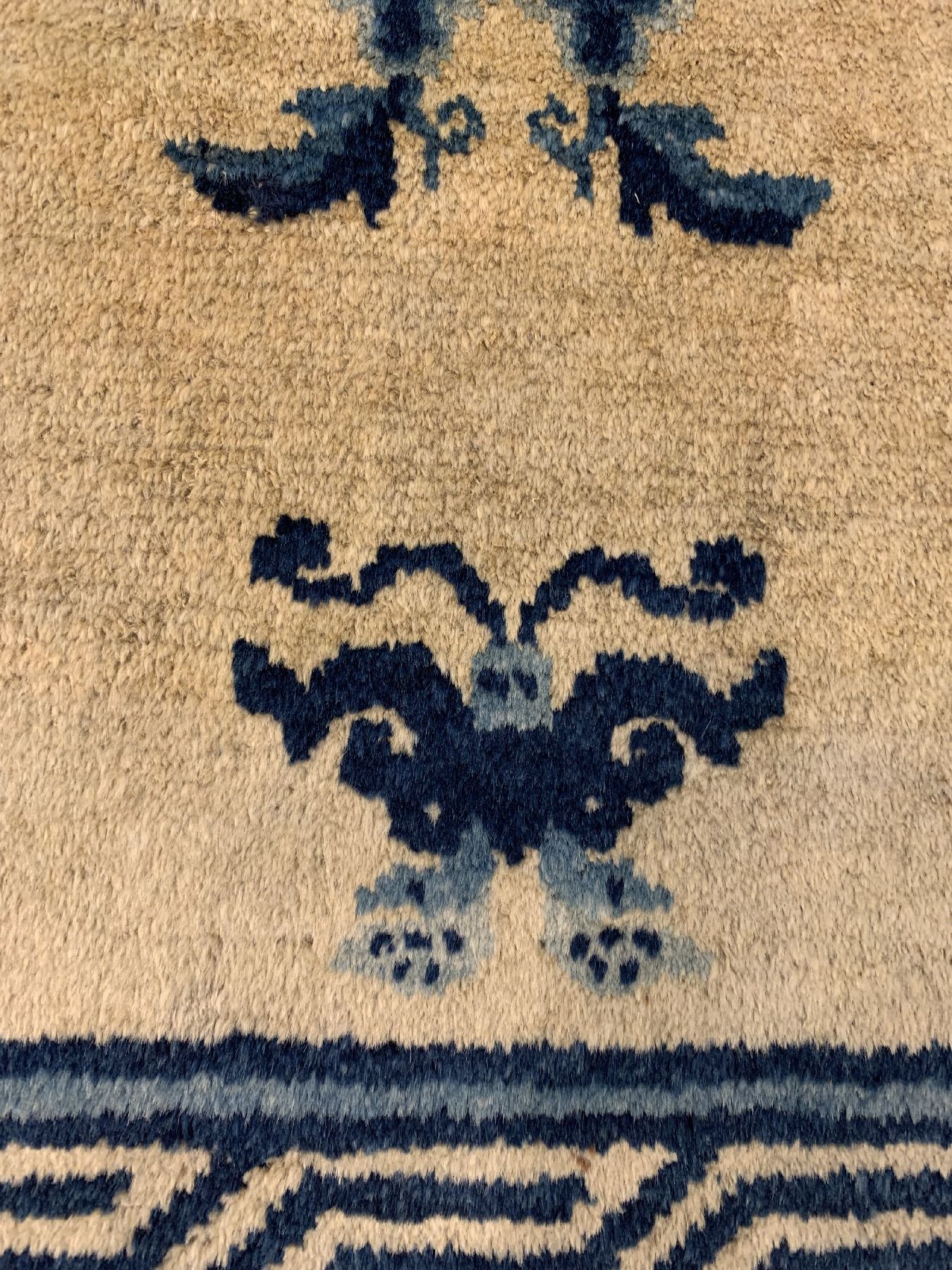Detail d: Hellgrundiger Ning-Hsia antik, Westchina, 19 Jhd, Wolle geknüpft auf Baumwolle, Blumen und Schmetterlinge auf gelbem Grund, ca. 247 x 178 cm, EHZ: ...