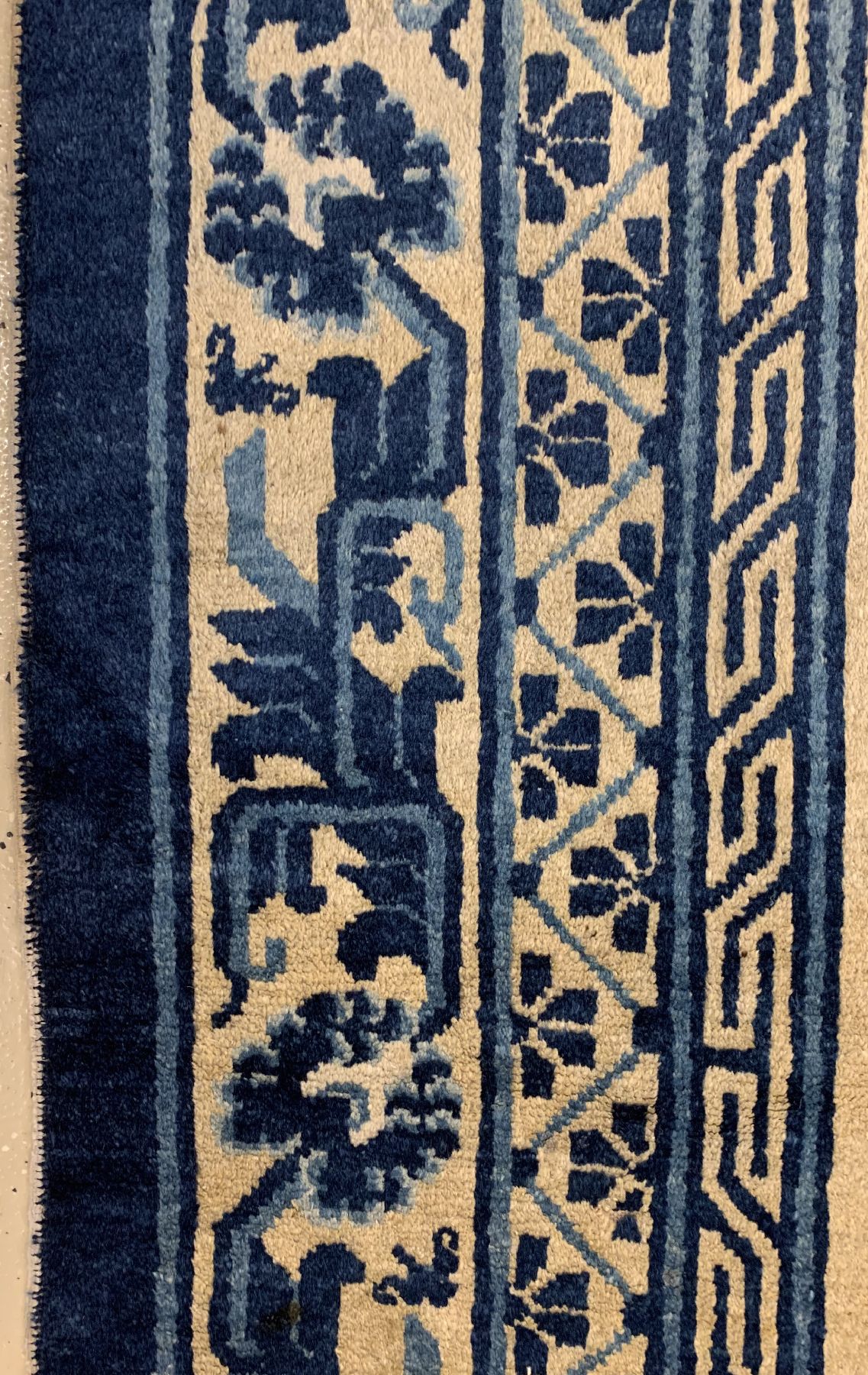 Detail e: Hellgrundiger Ning-Hsia antik, Westchina, 19 Jhd, Wolle geknüpft auf Baumwolle, Blumen und Schmetterlinge auf gelbem Grund, ca. 247 x 178 cm, EHZ: ...