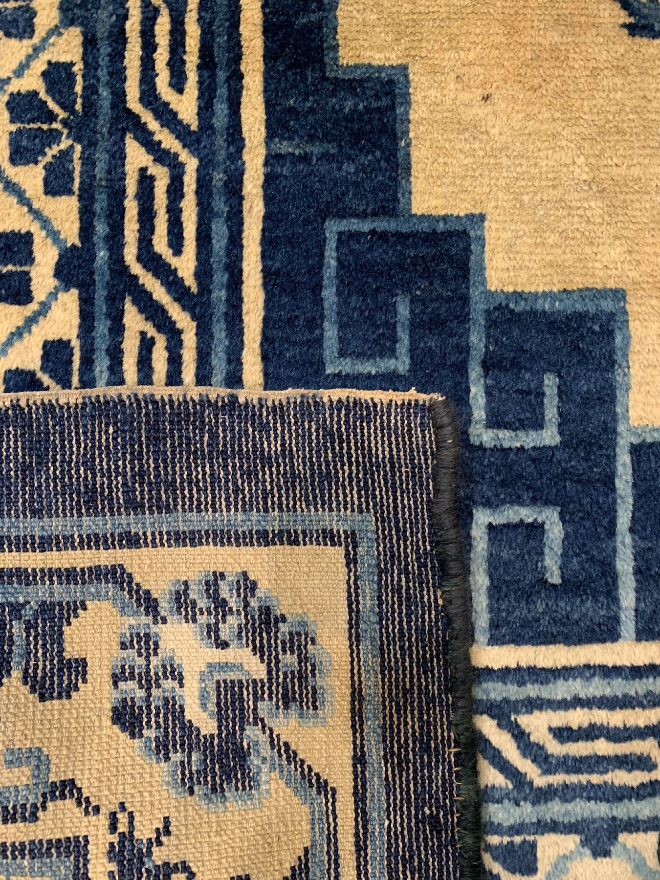 Detail f: Hellgrundiger Ning-Hsia antik, Westchina, 19 Jhd, Wolle geknüpft auf Baumwolle, Blumen und Schmetterlinge auf gelbem Grund, ca. 247 x 178 cm, EHZ: ...