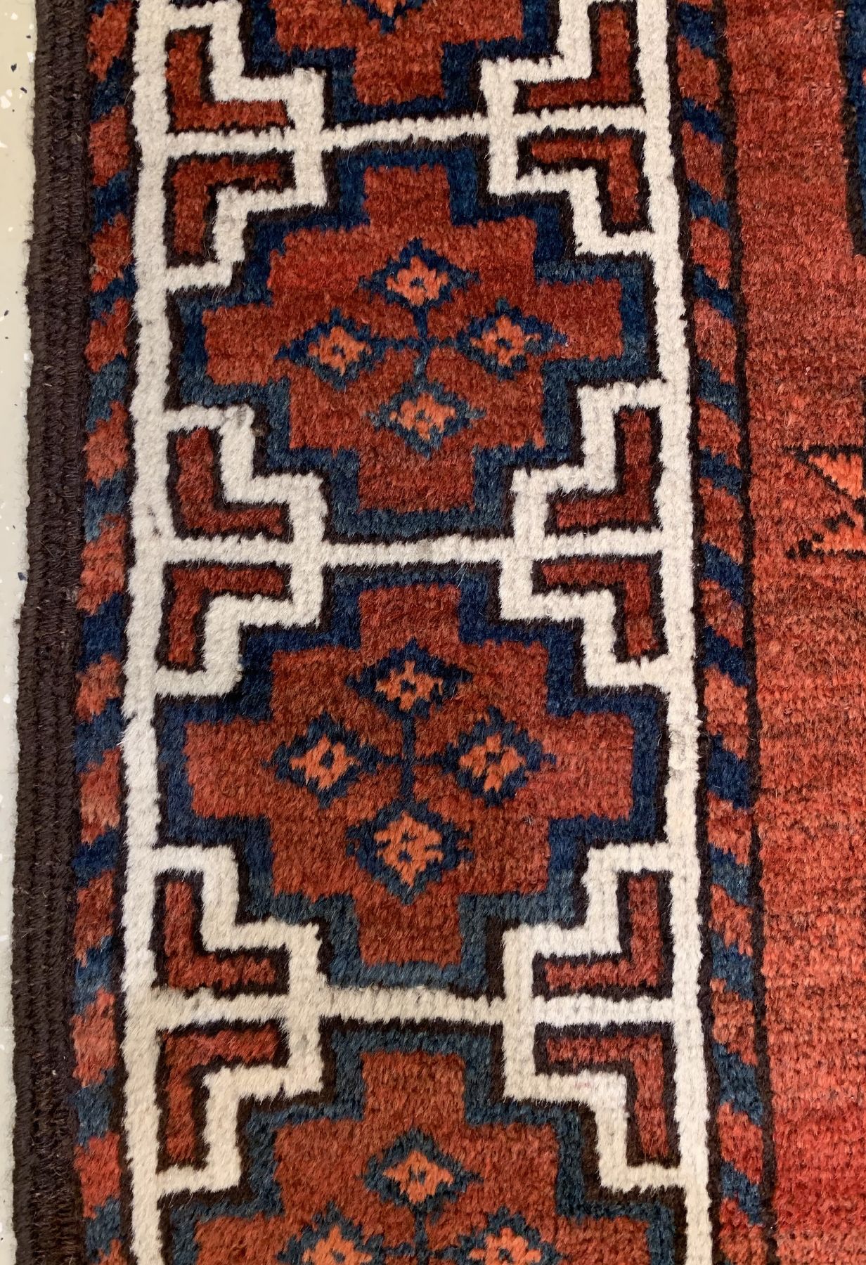 Detail b: Antiker Ersari Hauptteppich, Turkmenistan, 19 Jhd, Wolle geknüpft auf Wolle,Achteckige Gülli-Göls,Stufenkreuz-Bordüre,ca. 215 x 170 ...