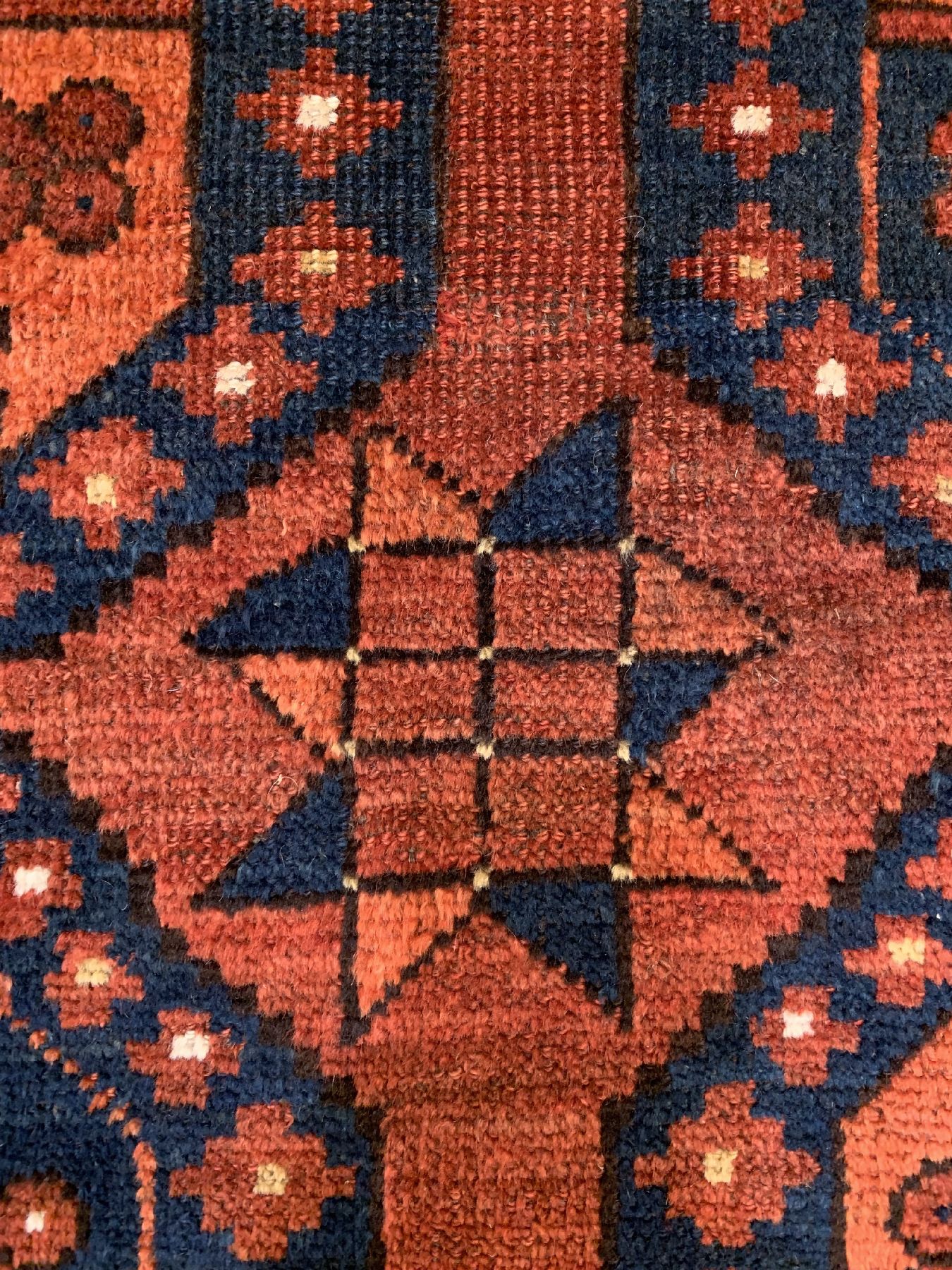 Detail c: Antiker Ersari Hauptteppich, Turkmenistan, 19 Jhd, Wolle geknüpft auf Wolle,Achteckige Gülli-Göls,Stufenkreuz-Bordüre,ca. 215 x 170 ...