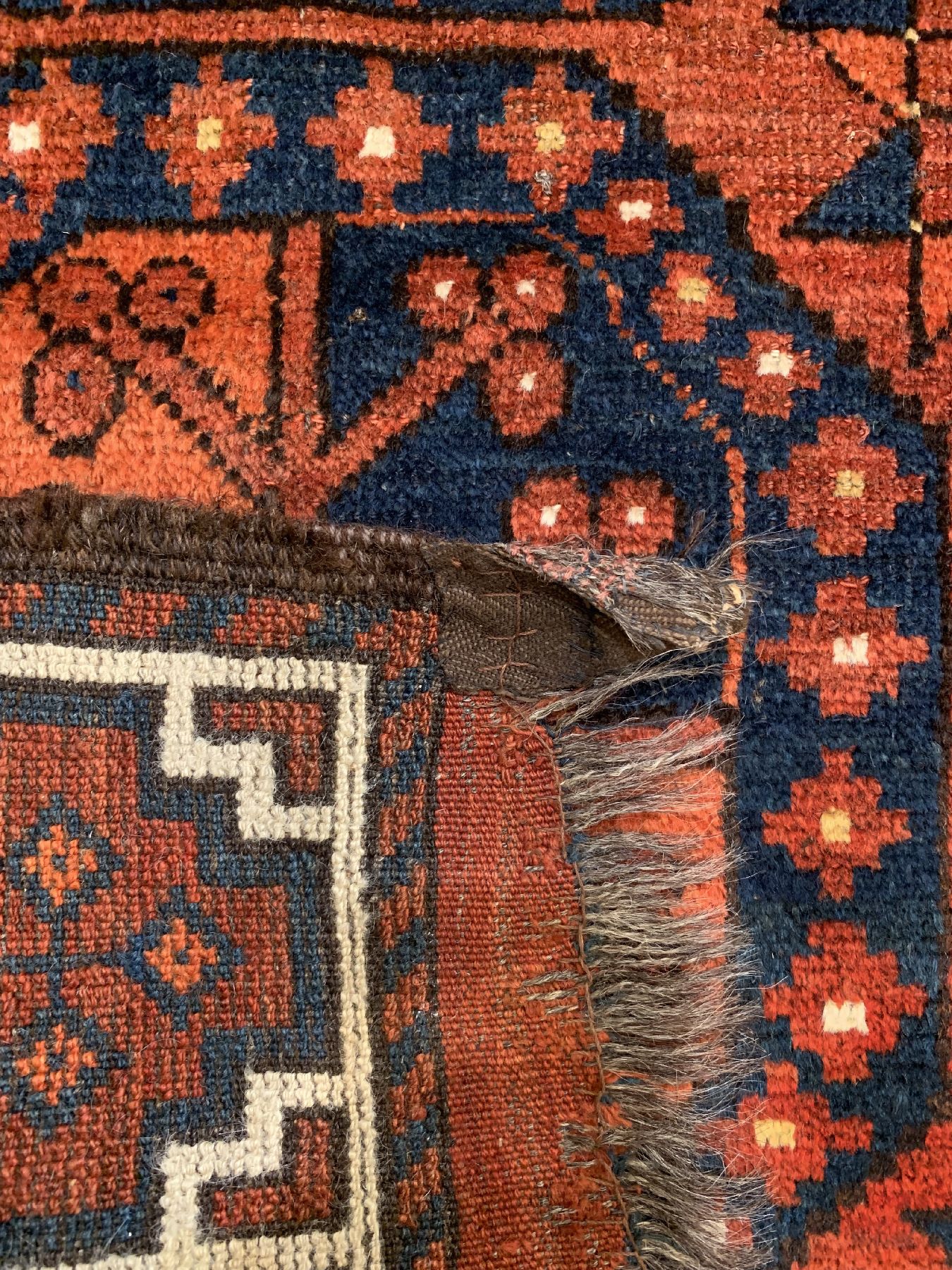 Detail d: Antiker Ersari Hauptteppich, Turkmenistan, 19 Jhd, Wolle geknüpft auf Wolle,Achteckige Gülli-Göls,Stufenkreuz-Bordüre,ca. 215 x 170 ...
