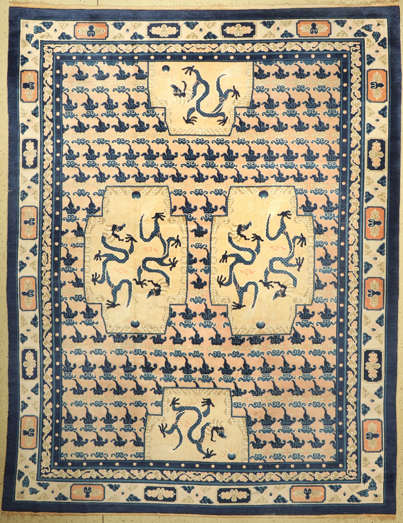 Antiker Peking Drachenteppich, Nordostchina, um 1900, Wolle geknüpft auf Baumwolle, Allover Wolkenmotive mit 6 Drachen auf hellem Grund, ca. 370 x ...