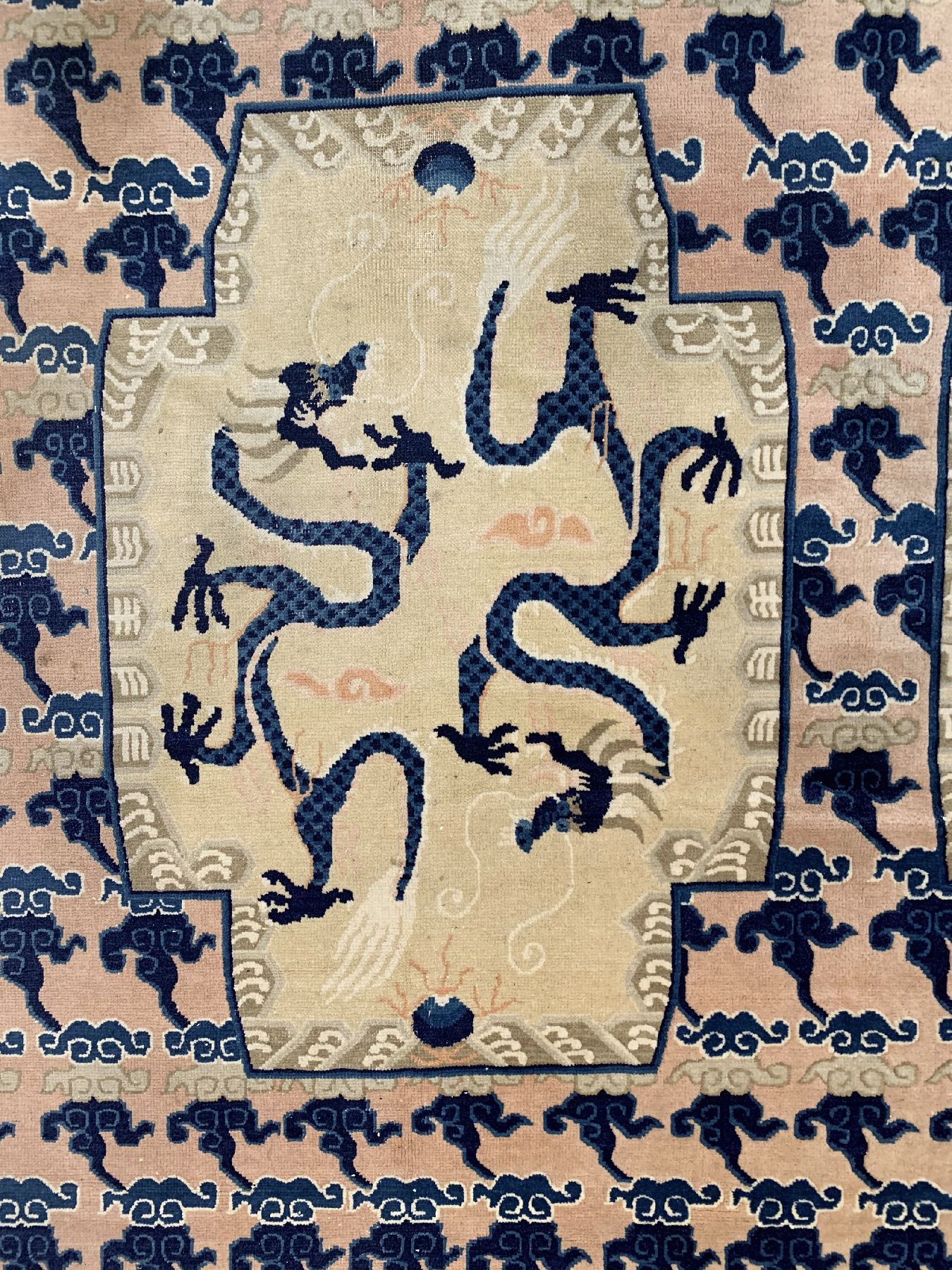 Detail a: Antiker Peking Drachenteppich, Nordostchina, um 1900, Wolle geknüpft auf Baumwolle, Allover Wolkenmotive mit 6 Drachen auf hellem Grund, ca. 370 x ...