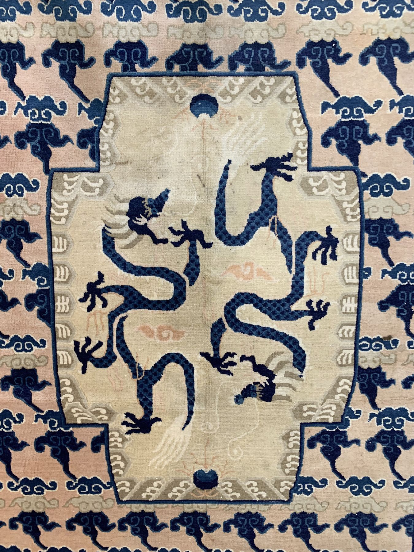 Detail b: Antiker Peking Drachenteppich, Nordostchina, um 1900, Wolle geknüpft auf Baumwolle, Allover Wolkenmotive mit 6 Drachen auf hellem Grund, ca. 370 x ...