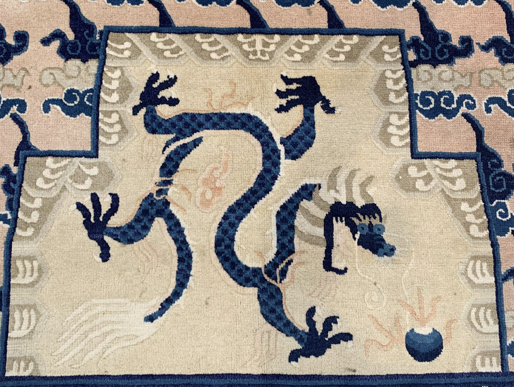 Detail c: Antiker Peking Drachenteppich, Nordostchina, um 1900, Wolle geknüpft auf Baumwolle, Allover Wolkenmotive mit 6 Drachen auf hellem Grund, ca. 370 x ...
