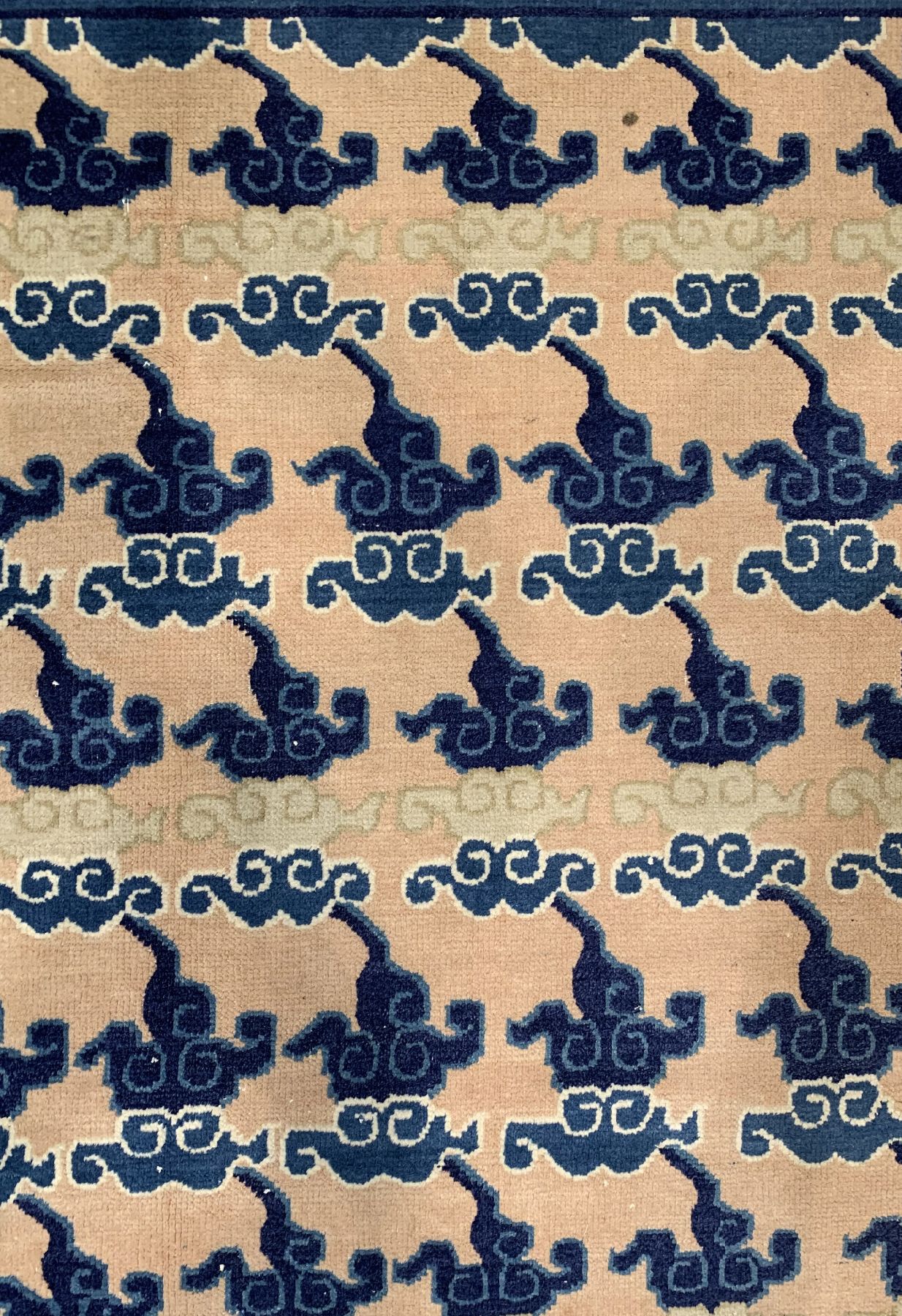 Detail d: Antiker Peking Drachenteppich, Nordostchina, um 1900, Wolle geknüpft auf Baumwolle, Allover Wolkenmotive mit 6 Drachen auf hellem Grund, ca. 370 x ...