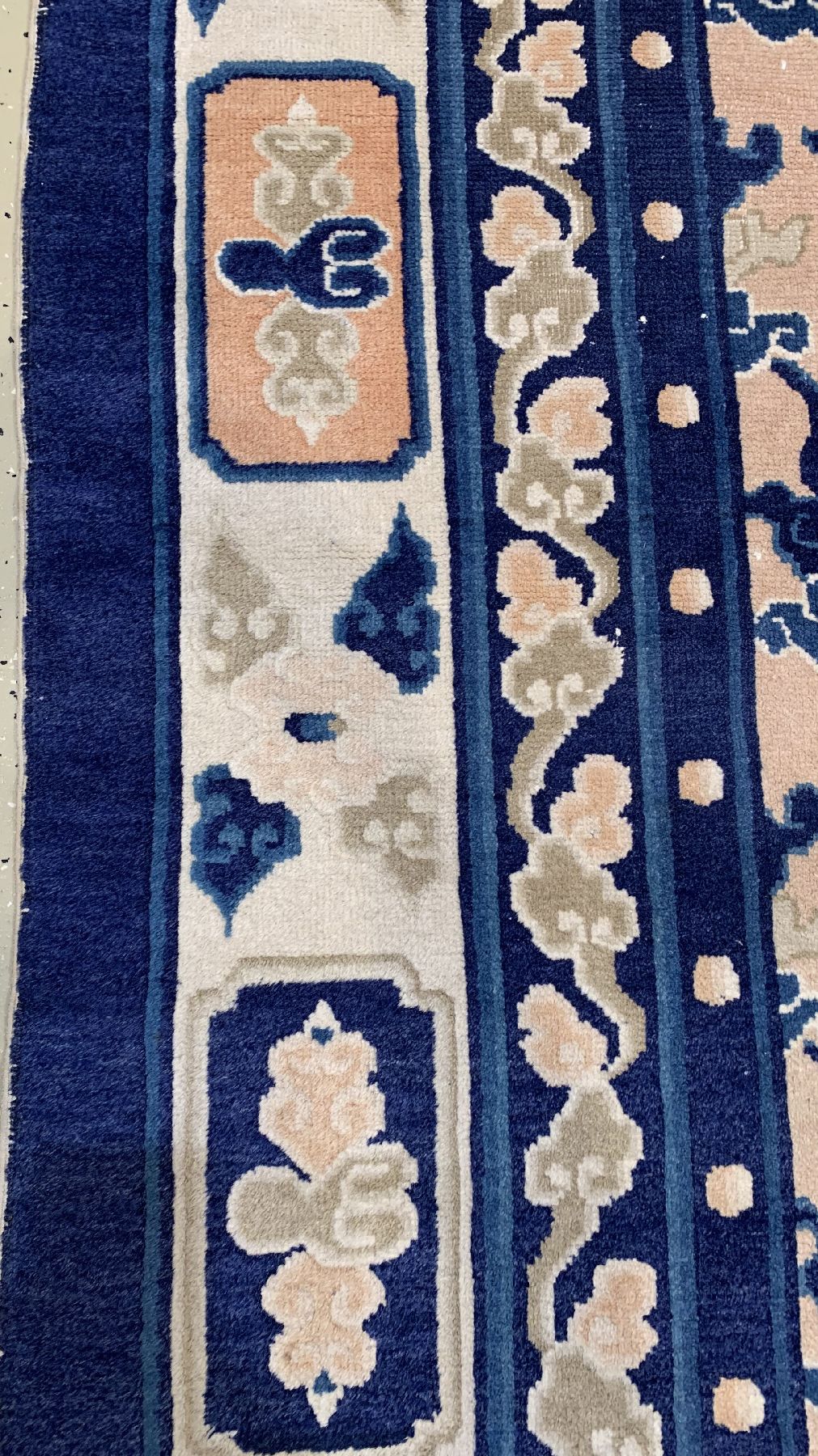 Detail e: Antiker Peking Drachenteppich, Nordostchina, um 1900, Wolle geknüpft auf Baumwolle, Allover Wolkenmotive mit 6 Drachen auf hellem Grund, ca. 370 x ...