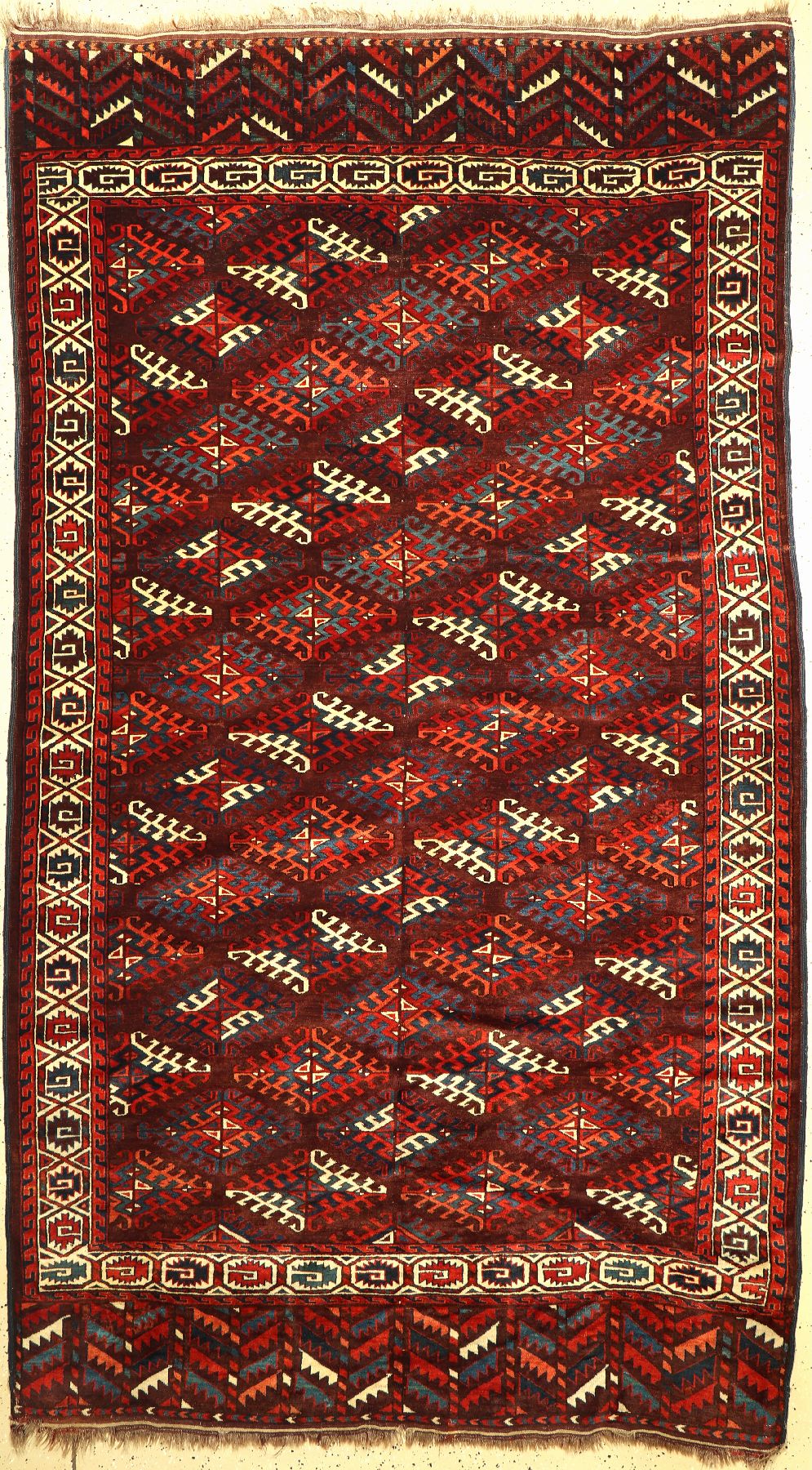Antiker Jomuth Hauptteppich, Turkmenistan, 19 Jhd., Wolle geknüpft auf Wolle, Dyrnak-Göls, Rollblatt Bordüre, Baum Schürze, ca, 300 x 173 cm, ...