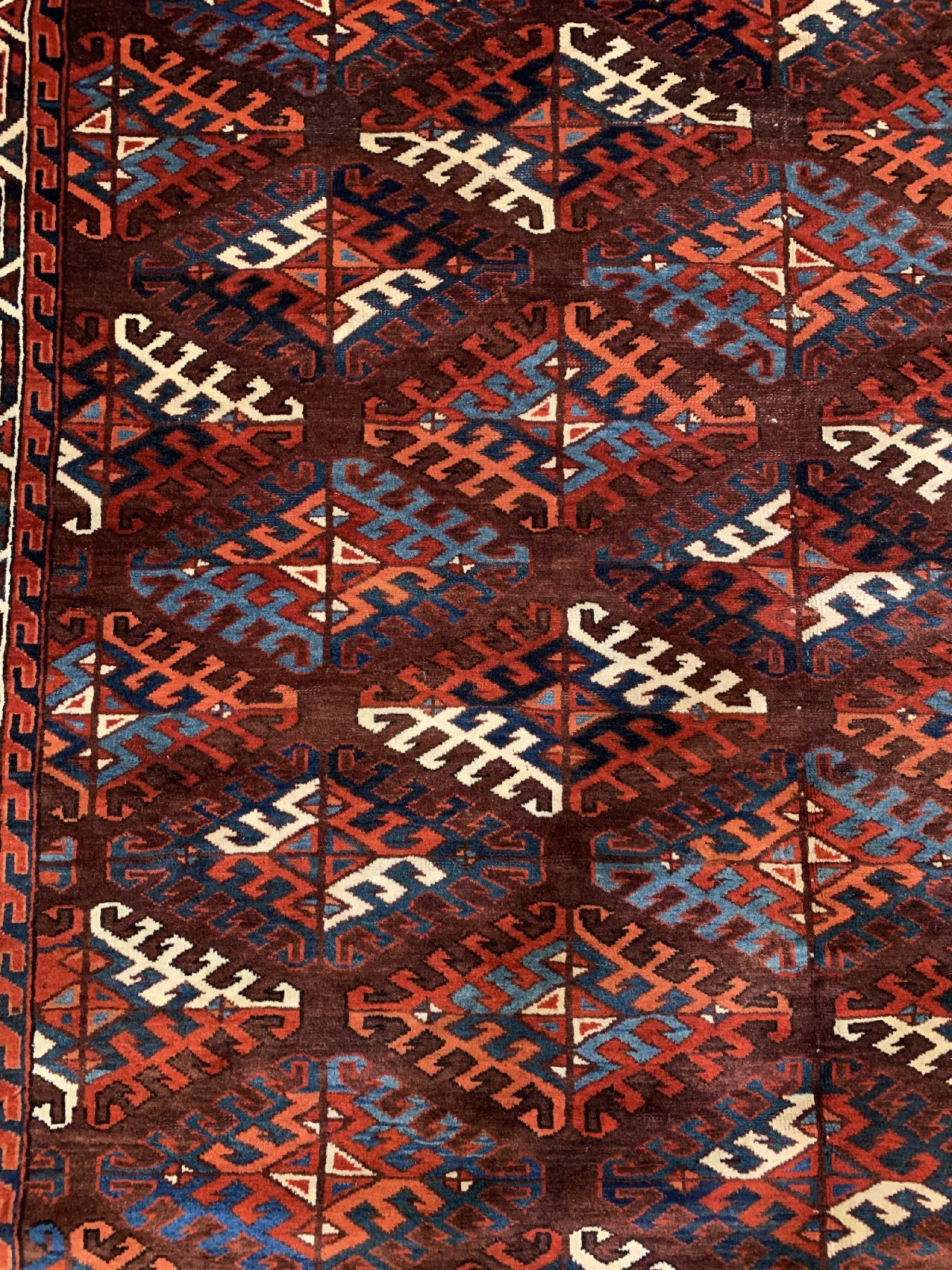 Detail a: Antiker Jomuth Hauptteppich, Turkmenistan, 19 Jhd., Wolle geknüpft auf Wolle, Dyrnak-Göls, Rollblatt Bordüre, Baum Schürze, ca, 300 x 173 cm, ...