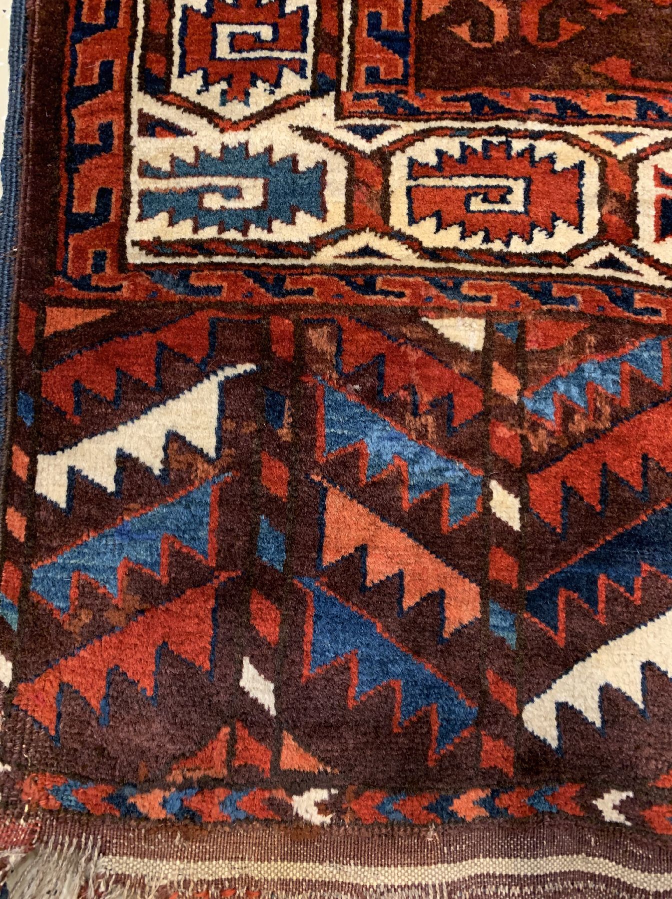 Detail b: Antiker Jomuth Hauptteppich, Turkmenistan, 19 Jhd., Wolle geknüpft auf Wolle, Dyrnak-Göls, Rollblatt Bordüre, Baum Schürze, ca, 300 x 173 cm, ...