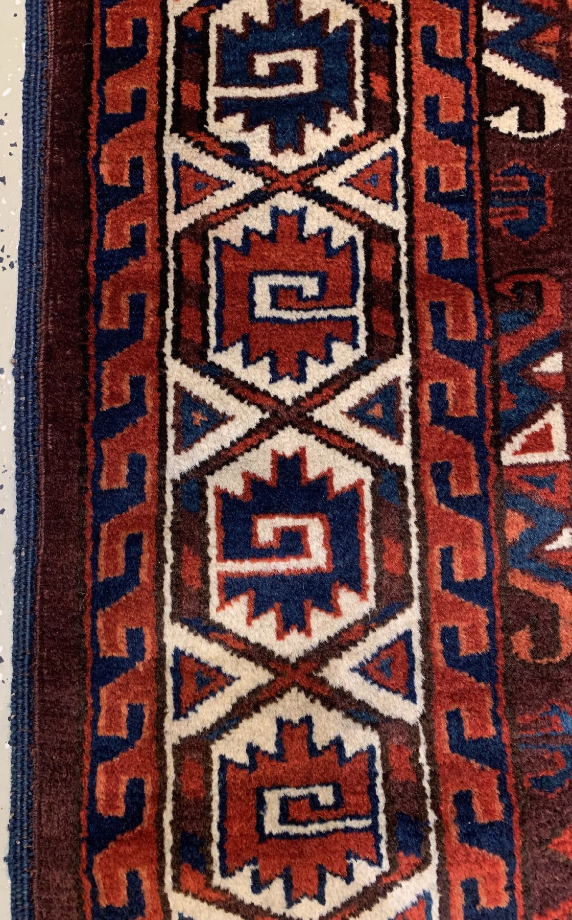 Detail c: Antiker Jomuth Hauptteppich, Turkmenistan, 19 Jhd., Wolle geknüpft auf Wolle, Dyrnak-Göls, Rollblatt Bordüre, Baum Schürze, ca, 300 x 173 cm, ...
