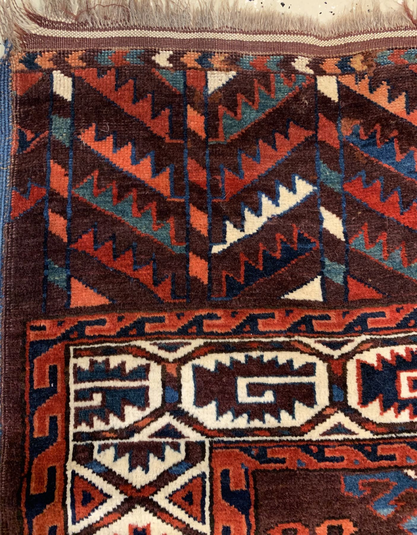 Detail d: Antiker Jomuth Hauptteppich, Turkmenistan, 19 Jhd., Wolle geknüpft auf Wolle, Dyrnak-Göls, Rollblatt Bordüre, Baum Schürze, ca, 300 x 173 cm, ...
