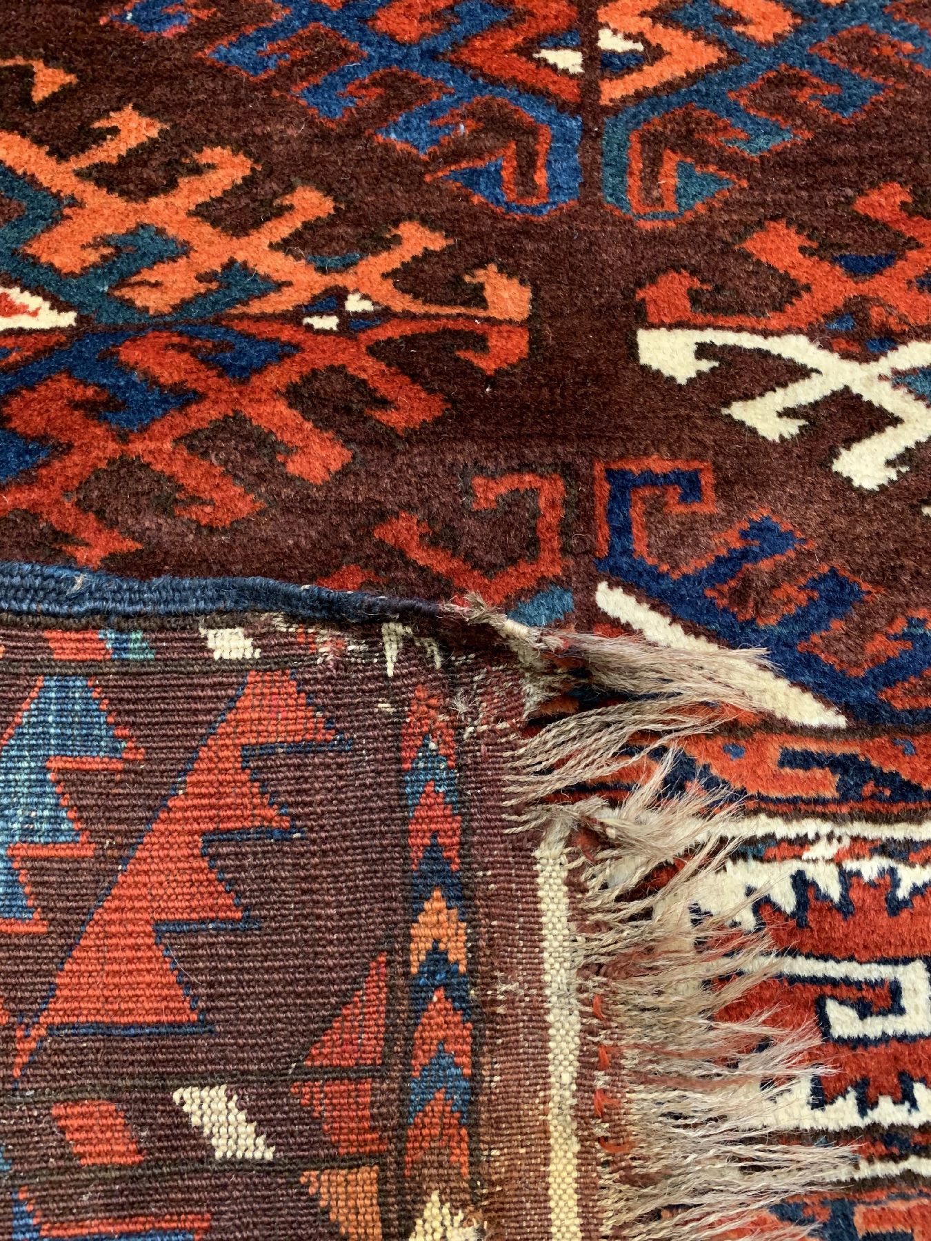 Detail e: Antiker Jomuth Hauptteppich, Turkmenistan, 19 Jhd., Wolle geknüpft auf Wolle, Dyrnak-Göls, Rollblatt Bordüre, Baum Schürze, ca, 300 x 173 cm, ...
