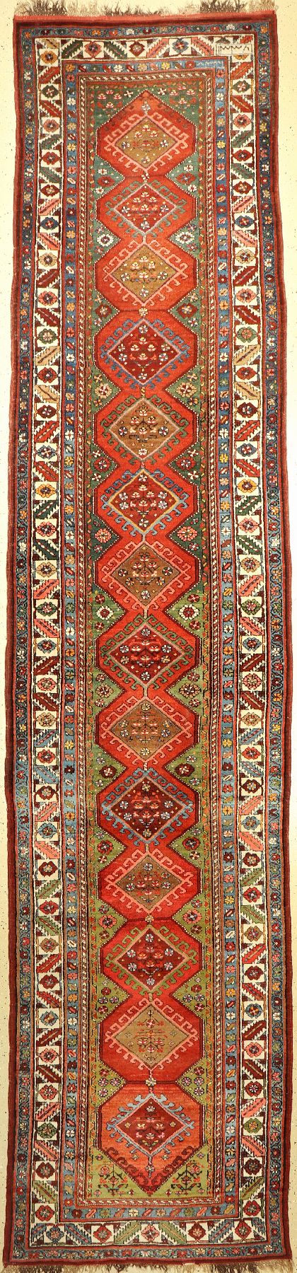 Antiker Grüngrundiger Schahsavan Galerie, Nordwestpersien, datiert 1338 (1918), Wolle geknüpft auf Wolle, ca, 500 x 110 cm, EHZ:2 (Altersbedingt ...