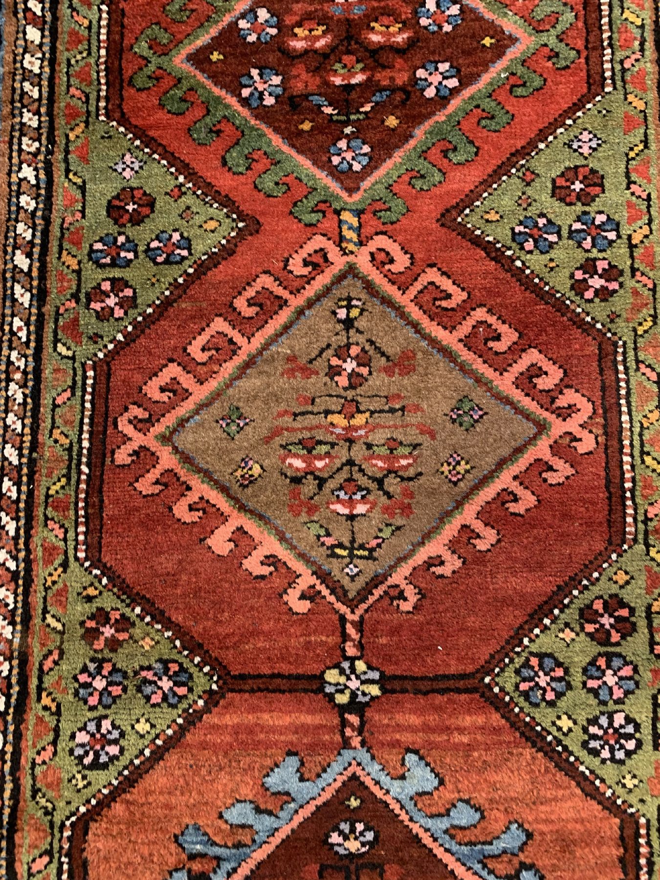 Detail a: Antiker Grüngrundiger Schahsavan Galerie, Nordwestpersien, datiert 1338 (1918), Wolle geknüpft auf Wolle, ca, 500 x 110 cm, EHZ:2 (Altersbedingt ...