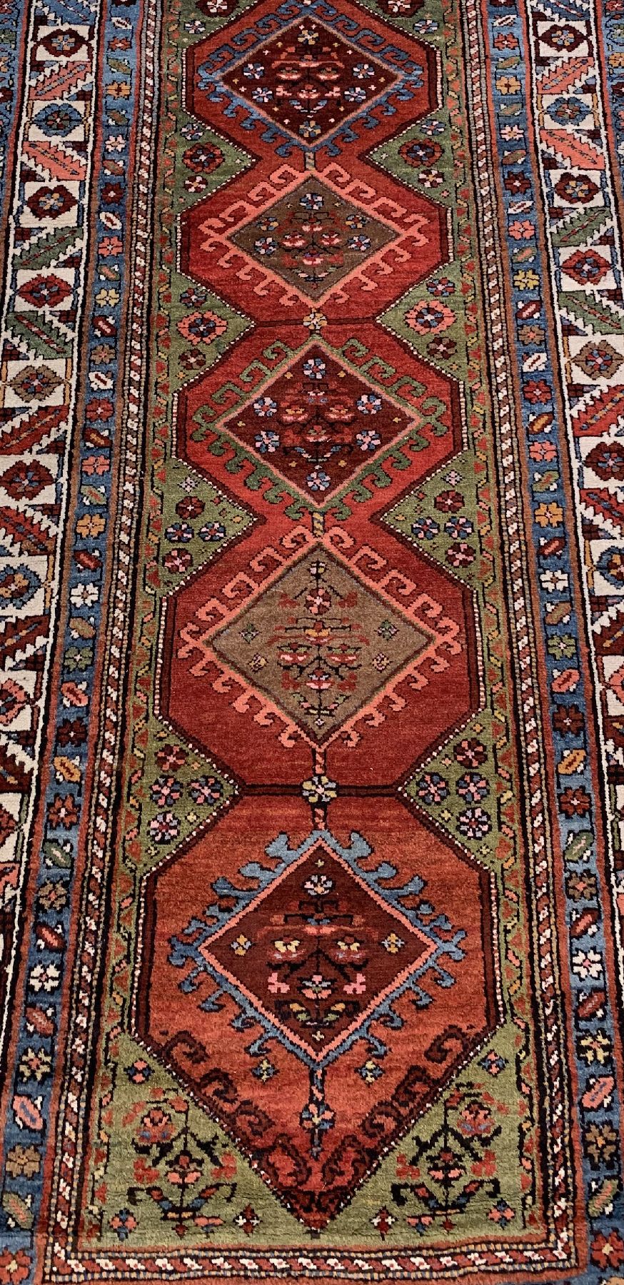 Detail b: Antiker Grüngrundiger Schahsavan Galerie, Nordwestpersien, datiert 1338 (1918), Wolle geknüpft auf Wolle, ca, 500 x 110 cm, EHZ:2 (Altersbedingt ...