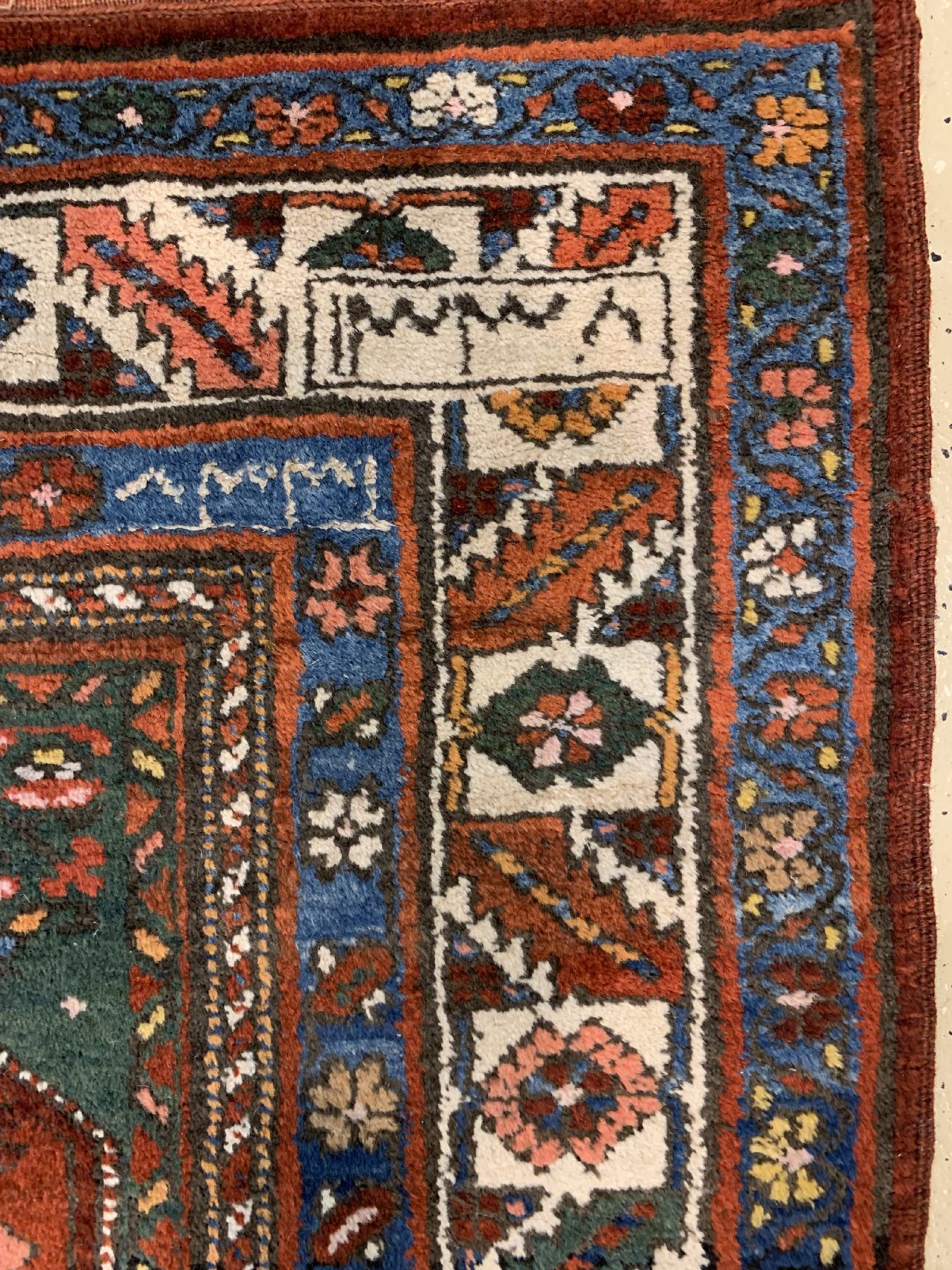 Detail c: Antiker Grüngrundiger Schahsavan Galerie, Nordwestpersien, datiert 1338 (1918), Wolle geknüpft auf Wolle, ca, 500 x 110 cm, EHZ:2 (Altersbedingt ...