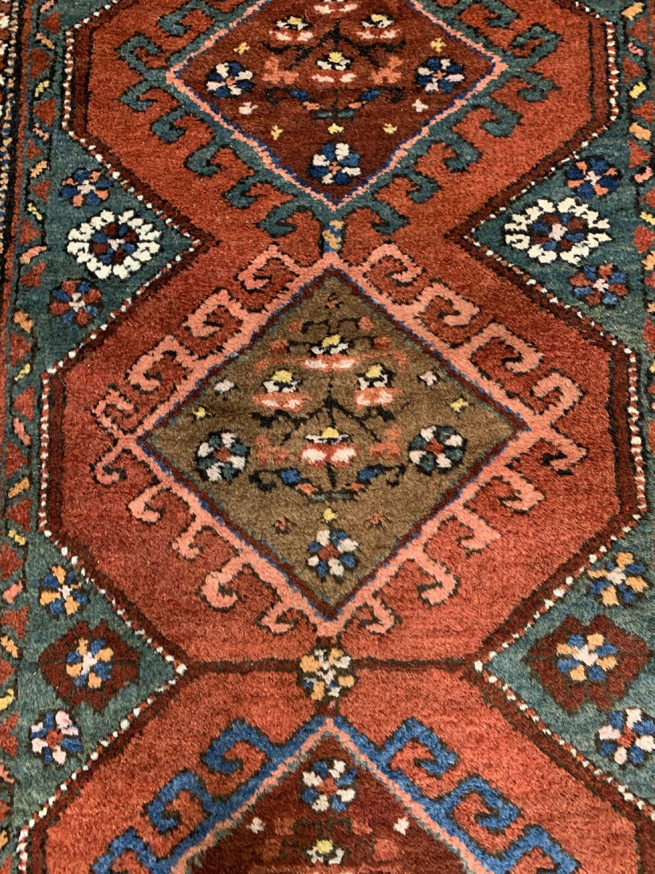 Detail d: Antiker Grüngrundiger Schahsavan Galerie, Nordwestpersien, datiert 1338 (1918), Wolle geknüpft auf Wolle, ca, 500 x 110 cm, EHZ:2 (Altersbedingt ...