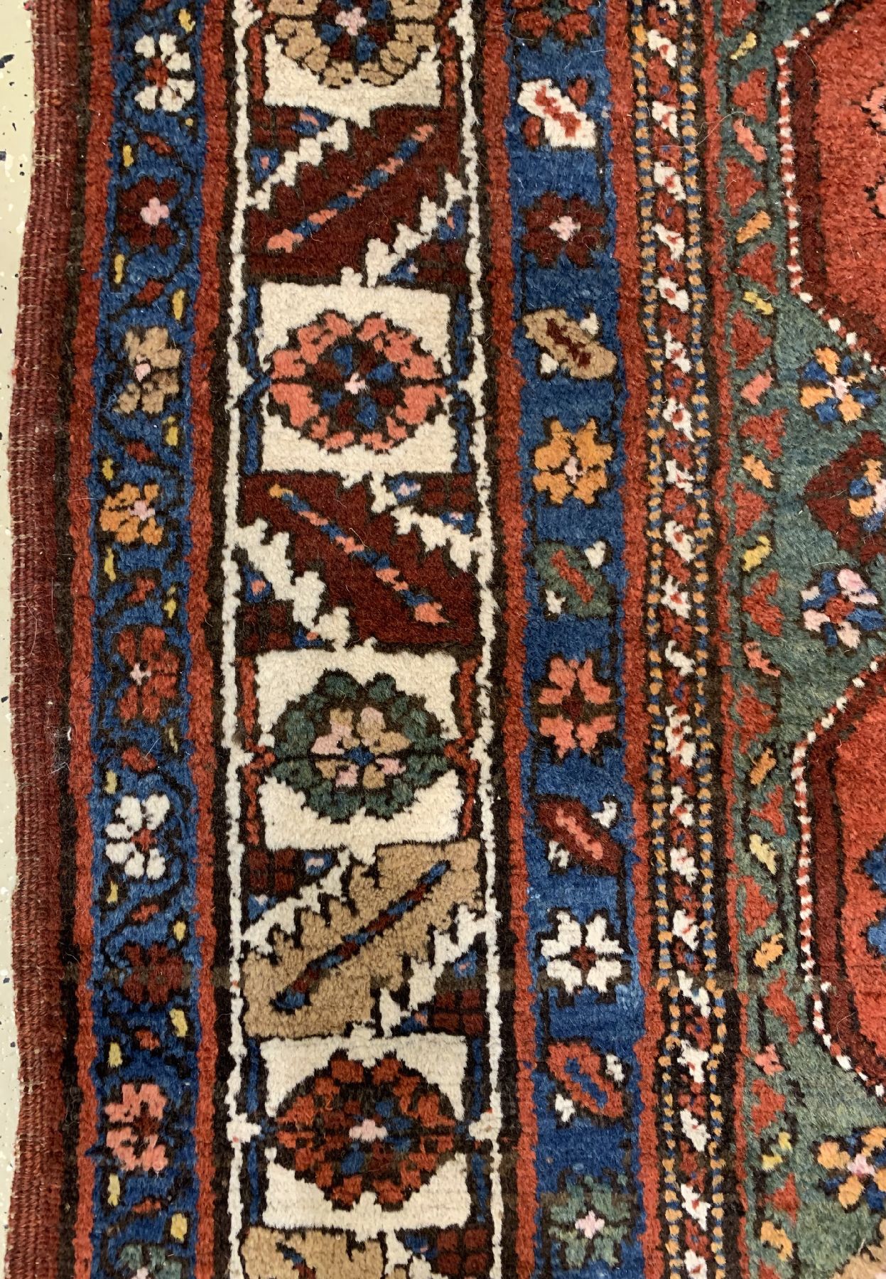 Detail e: Antiker Grüngrundiger Schahsavan Galerie, Nordwestpersien, datiert 1338 (1918), Wolle geknüpft auf Wolle, ca, 500 x 110 cm, EHZ:2 (Altersbedingt ...