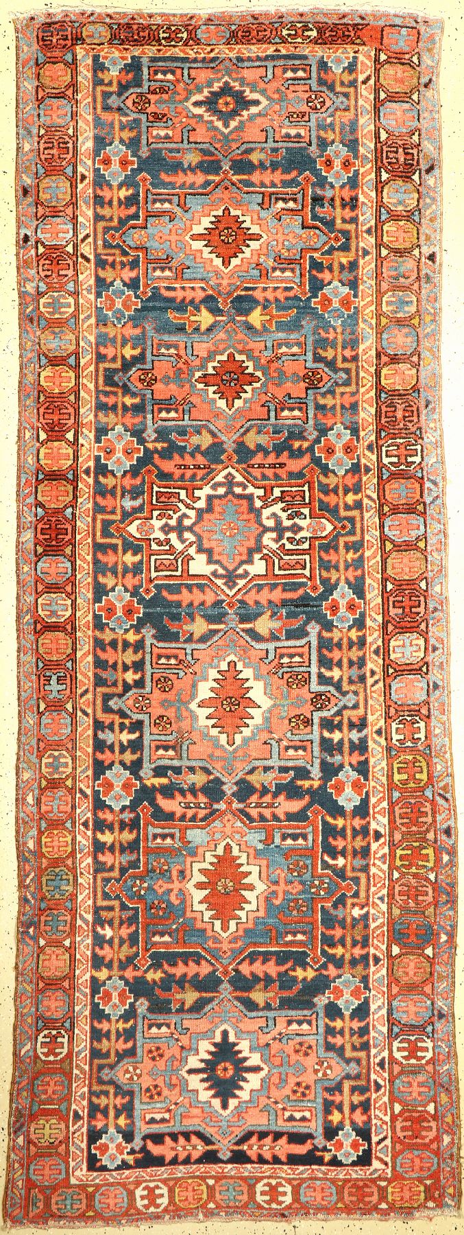 Antike Heriz Galerie, Nordwestpersien, um 1900, Wolle geknüpft auf Baumwolle, ca. 290 x 106 cm, EHZ: 3(Altersbedingt guter Zustand).
