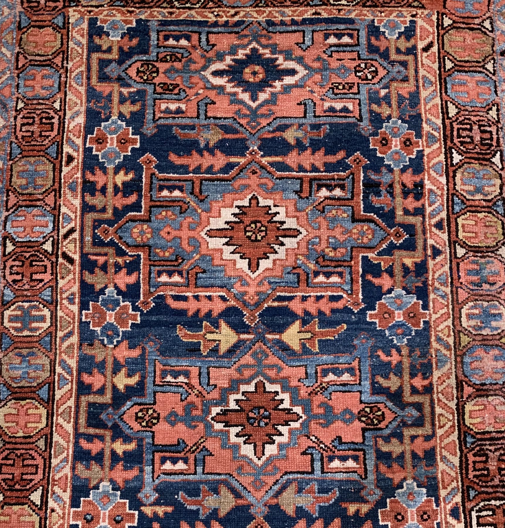 Detail a: Antike Heriz Galerie, Nordwestpersien, um 1900, Wolle geknüpft auf Baumwolle, ca. 290 x 106 cm, EHZ: 3(Altersbedingt guter Zustand).