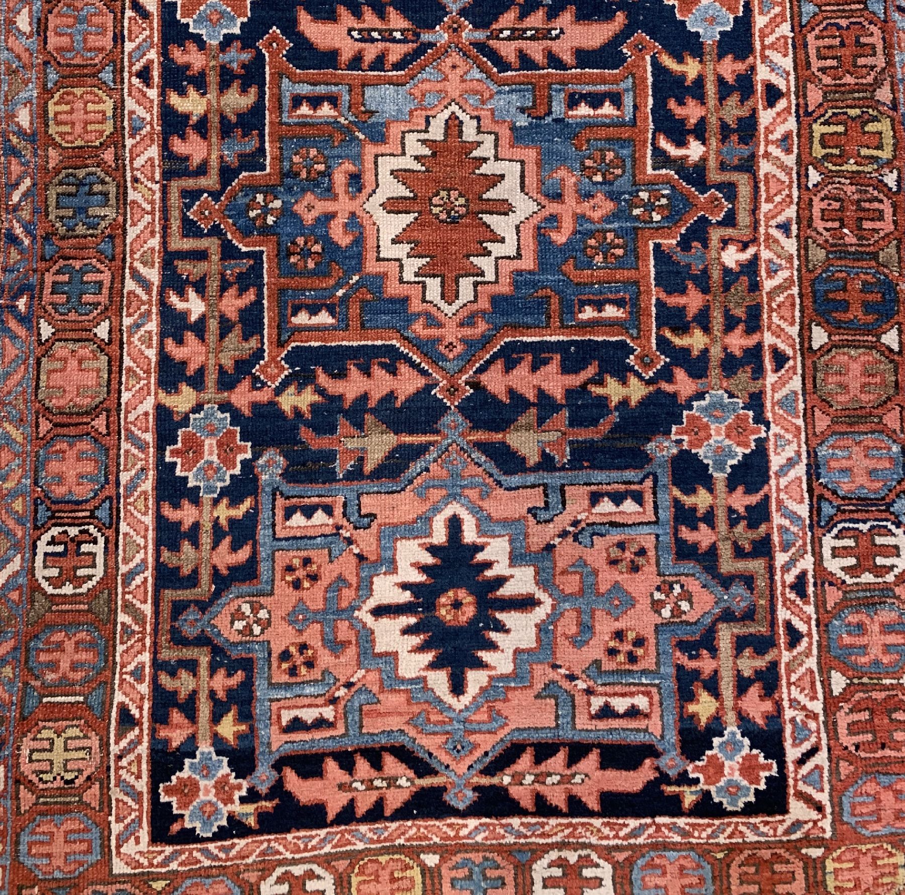 Detail b: Antike Heriz Galerie, Nordwestpersien, um 1900, Wolle geknüpft auf Baumwolle, ca. 290 x 106 cm, EHZ: 3(Altersbedingt guter Zustand).