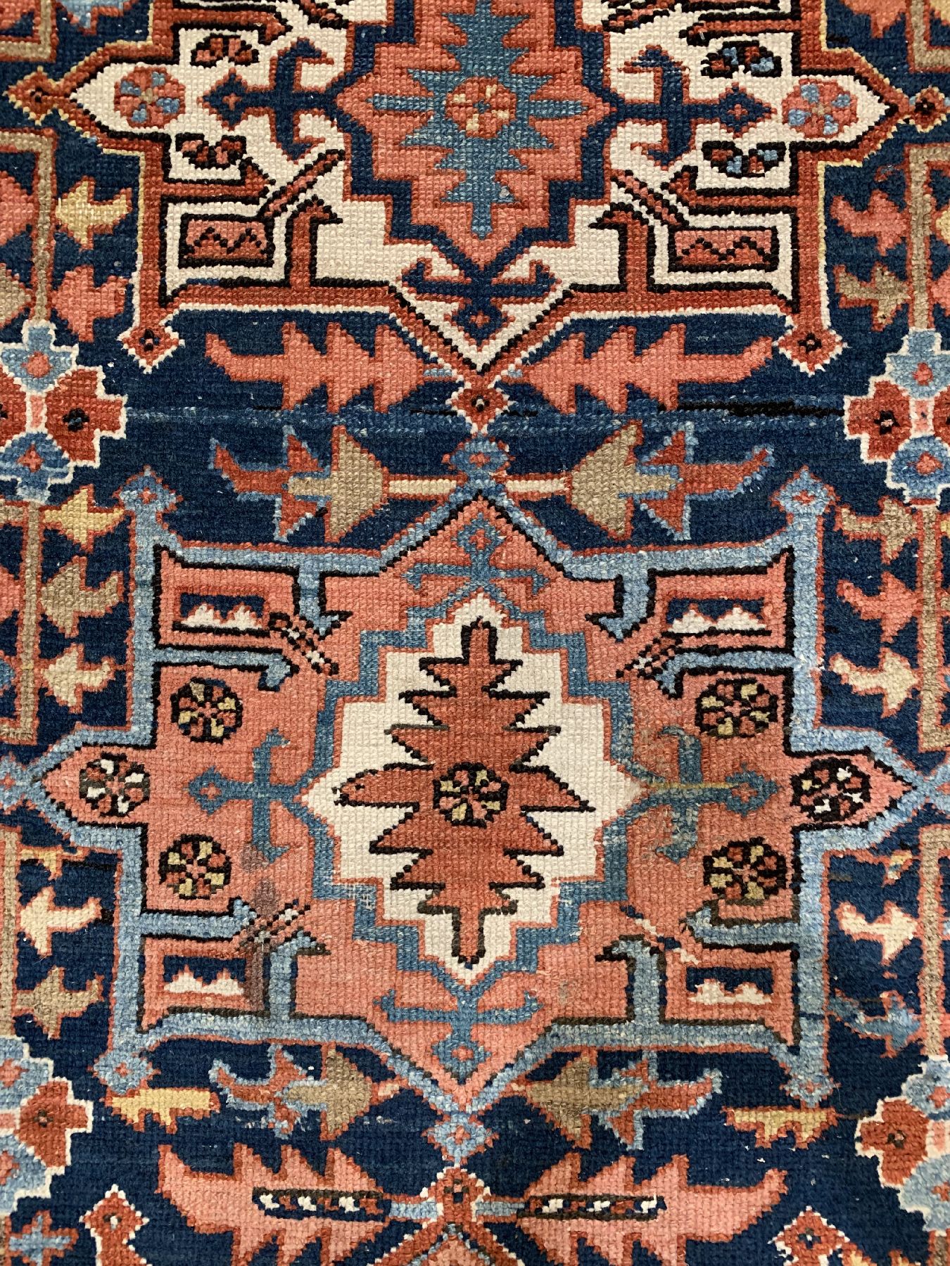 Detail c: Antike Heriz Galerie, Nordwestpersien, um 1900, Wolle geknüpft auf Baumwolle, ca. 290 x 106 cm, EHZ: 3(Altersbedingt guter Zustand).