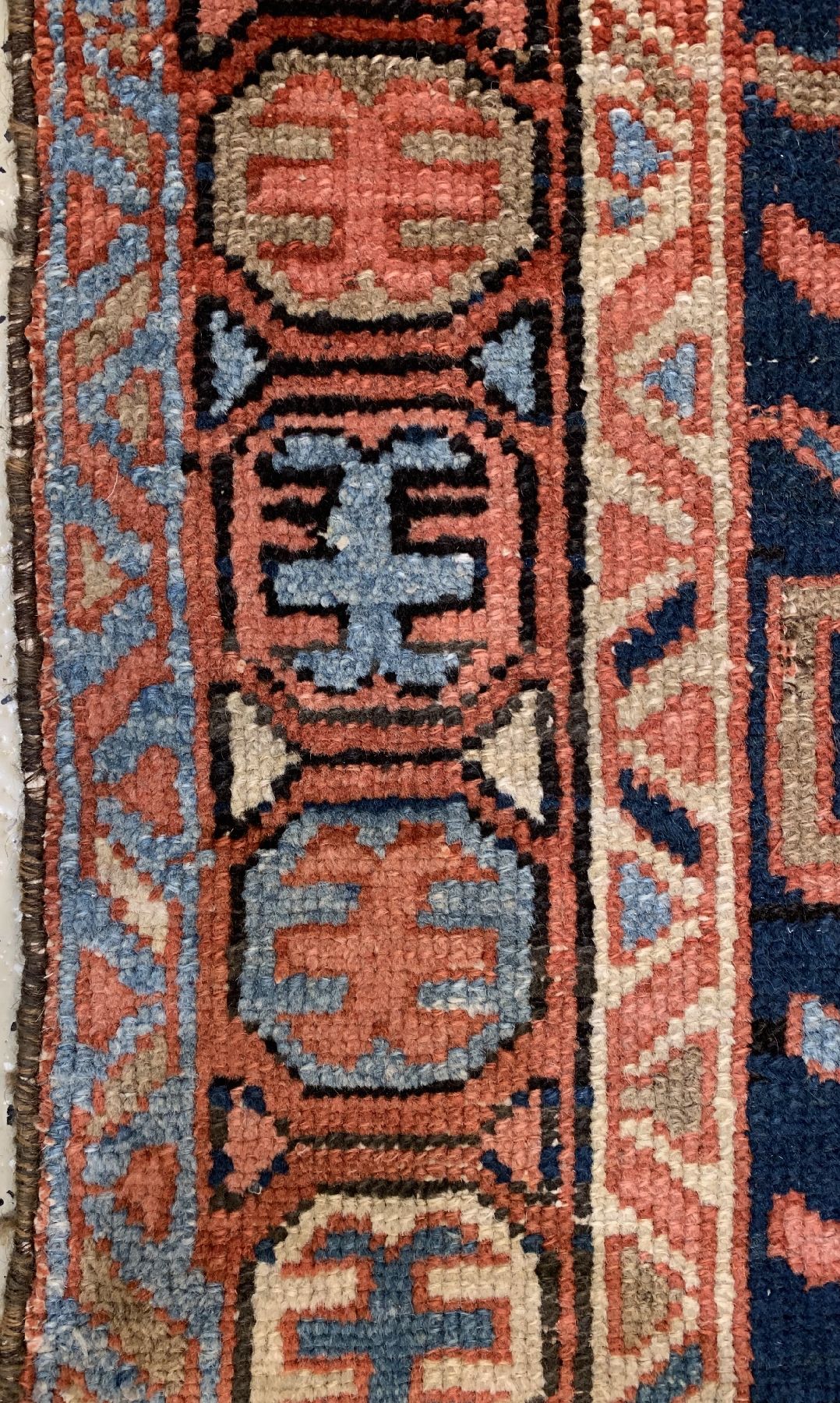 Detail d: Antike Heriz Galerie, Nordwestpersien, um 1900, Wolle geknüpft auf Baumwolle, ca. 290 x 106 cm, EHZ: 3(Altersbedingt guter Zustand).