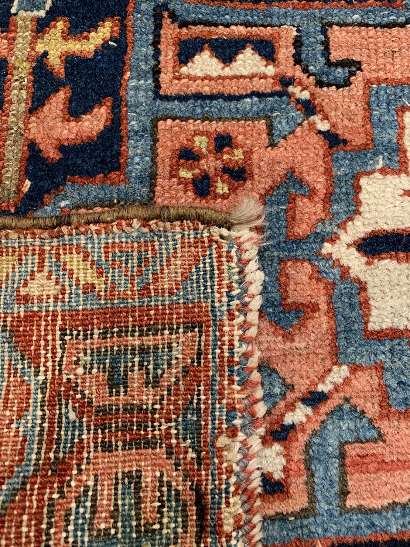 Detail e: Antike Heriz Galerie, Nordwestpersien, um 1900, Wolle geknüpft auf Baumwolle, ca. 290 x 106 cm, EHZ: 3(Altersbedingt guter Zustand).