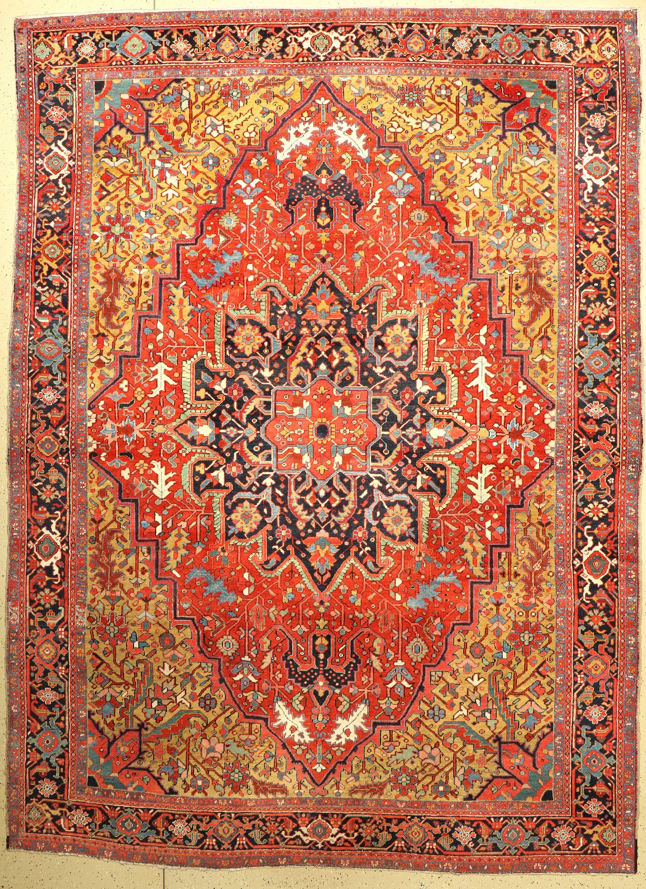Antiker Heriz, Nordwestpersien, um 1900, Wolle geknüpft auf Baumwolle, Seltene Farbkombination mit grünen Ecknischen, ca. 375 x 275 cm, ...