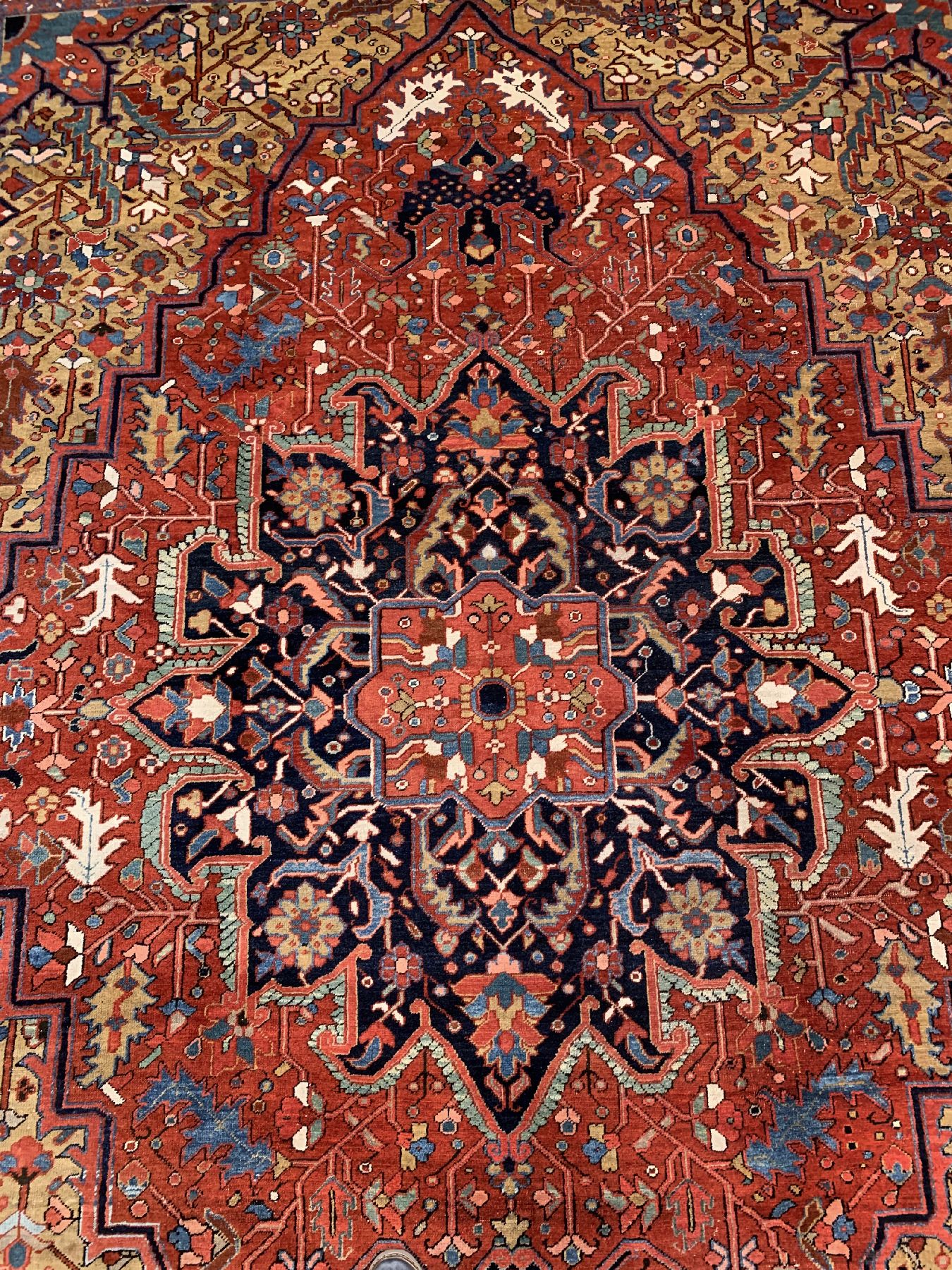 Detail a: Antiker Heriz, Nordwestpersien, um 1900, Wolle geknüpft auf Baumwolle, Seltene Farbkombination mit grünen Ecknischen, ca. 375 x 275 cm, ...
