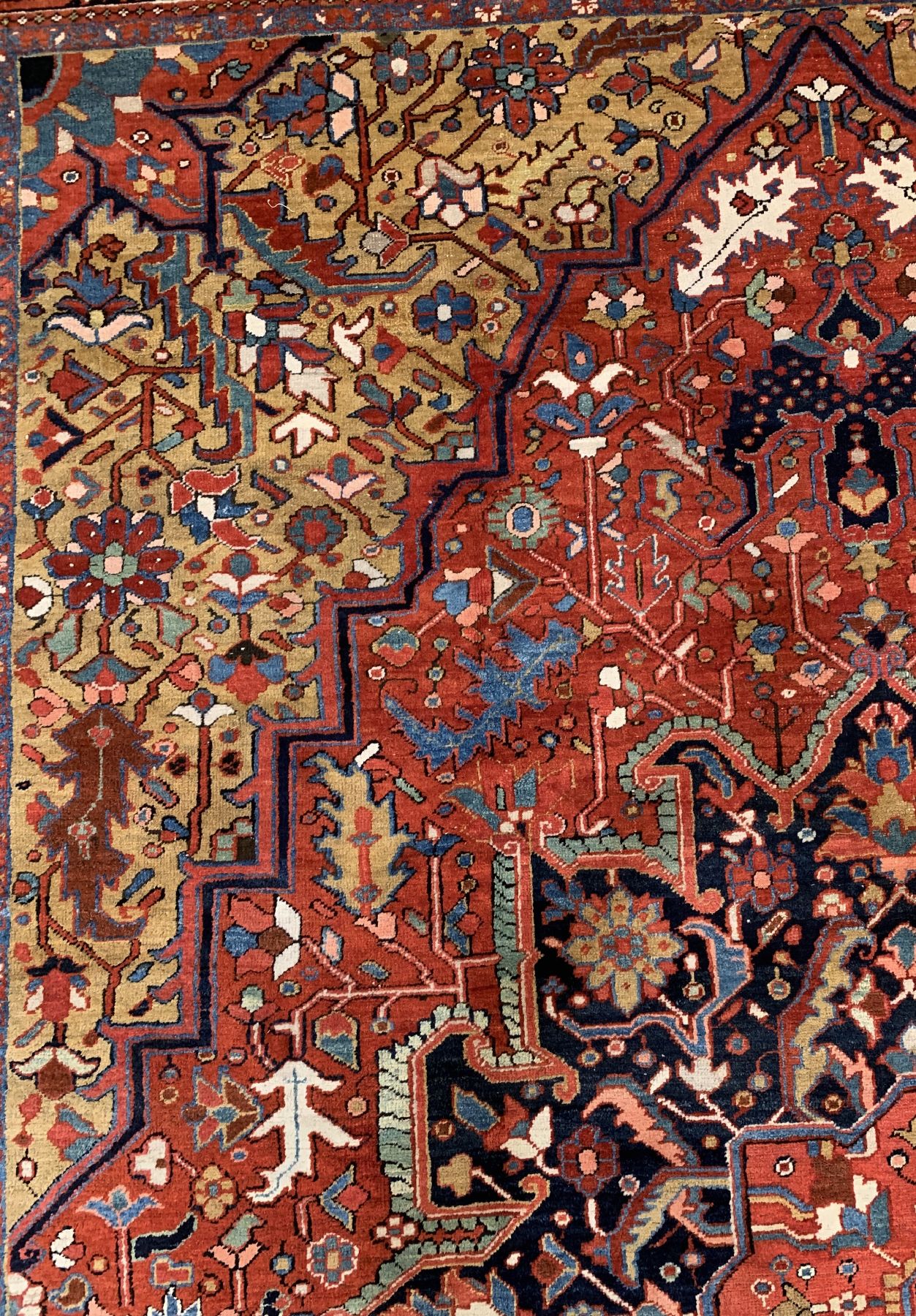 Detail b: Antiker Heriz, Nordwestpersien, um 1900, Wolle geknüpft auf Baumwolle, Seltene Farbkombination mit grünen Ecknischen, ca. 375 x 275 cm, ...