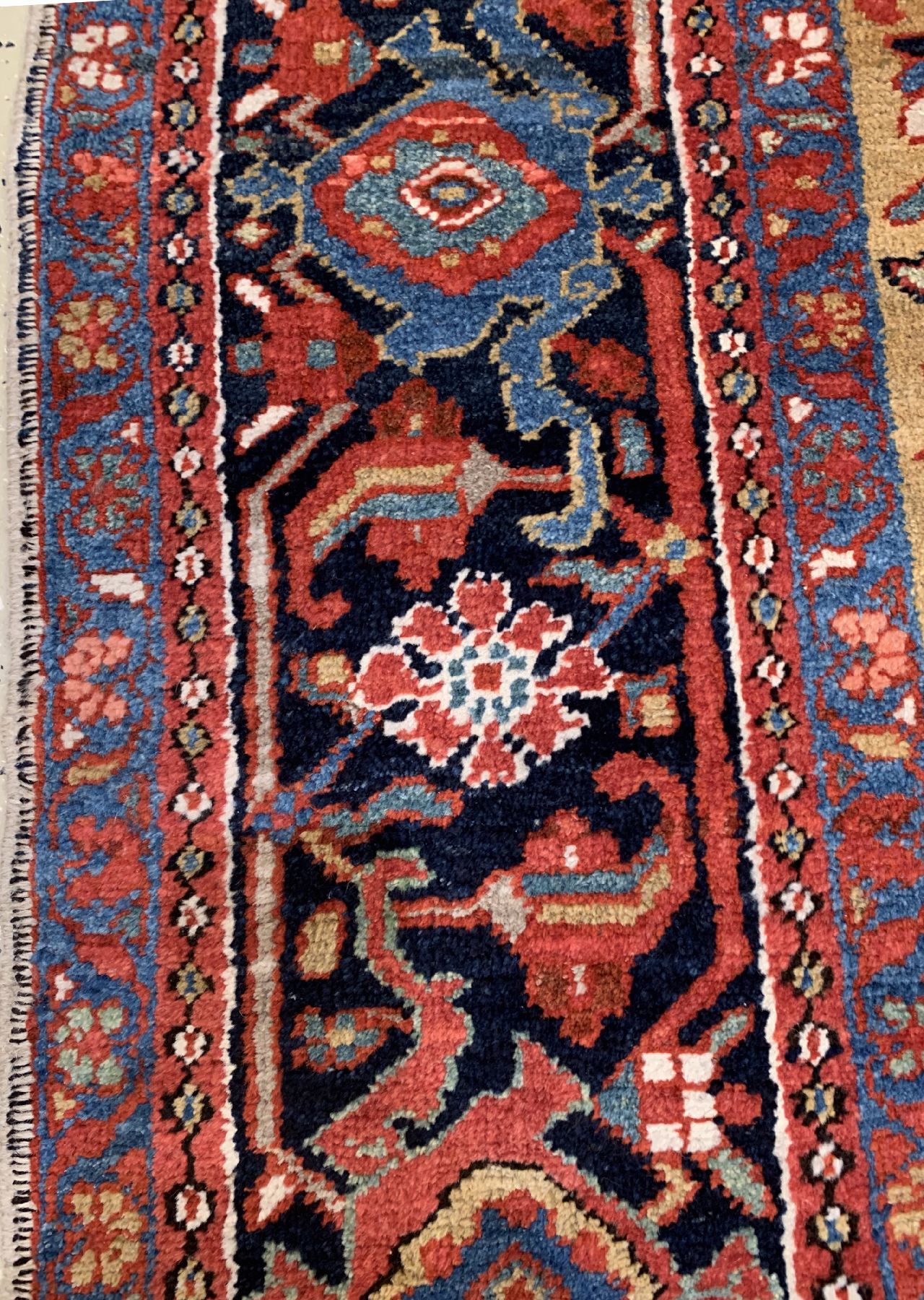Detail c: Antiker Heriz, Nordwestpersien, um 1900, Wolle geknüpft auf Baumwolle, Seltene Farbkombination mit grünen Ecknischen, ca. 375 x 275 cm, ...