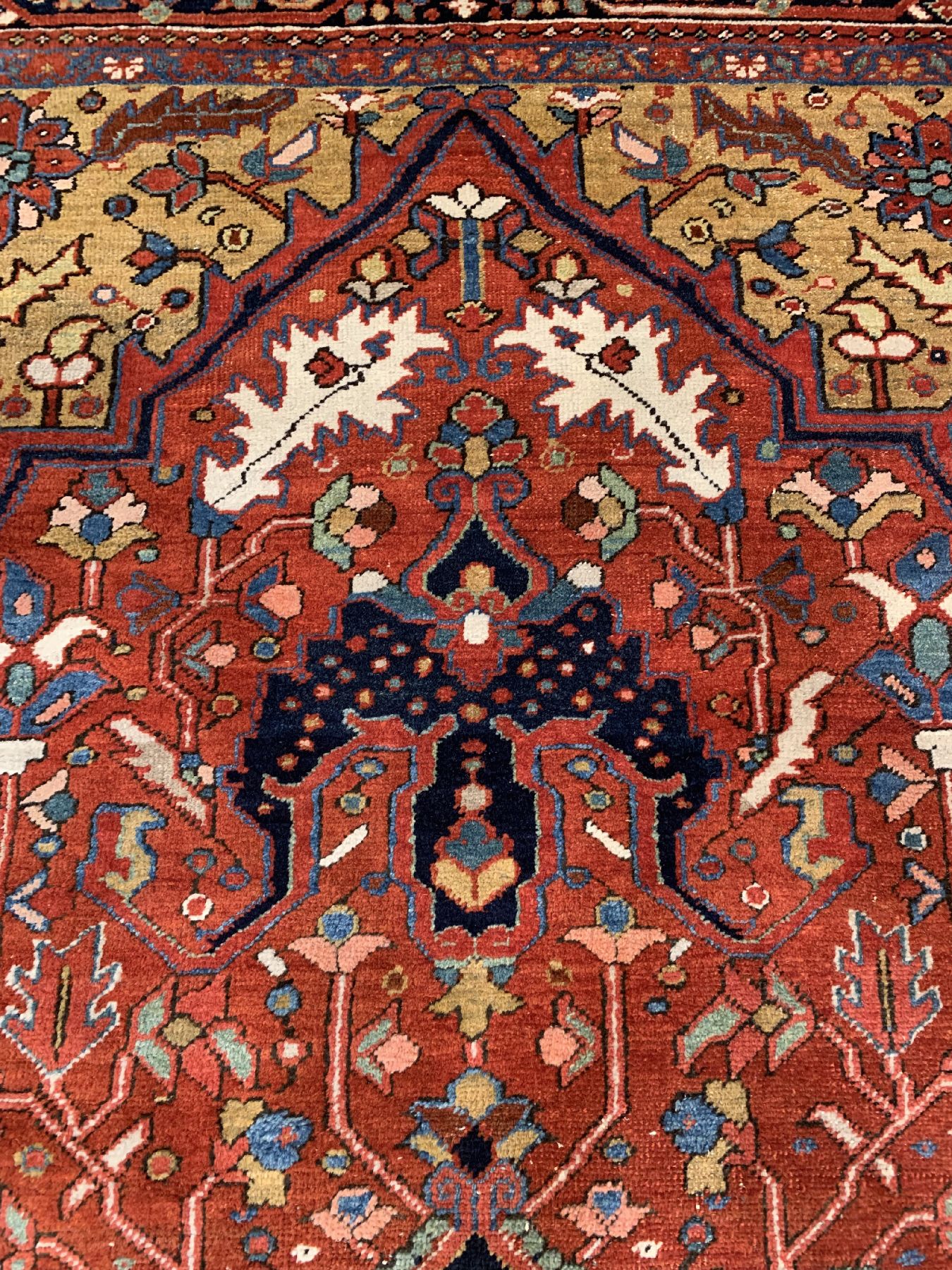 Detail d: Antiker Heriz, Nordwestpersien, um 1900, Wolle geknüpft auf Baumwolle, Seltene Farbkombination mit grünen Ecknischen, ca. 375 x 275 cm, ...