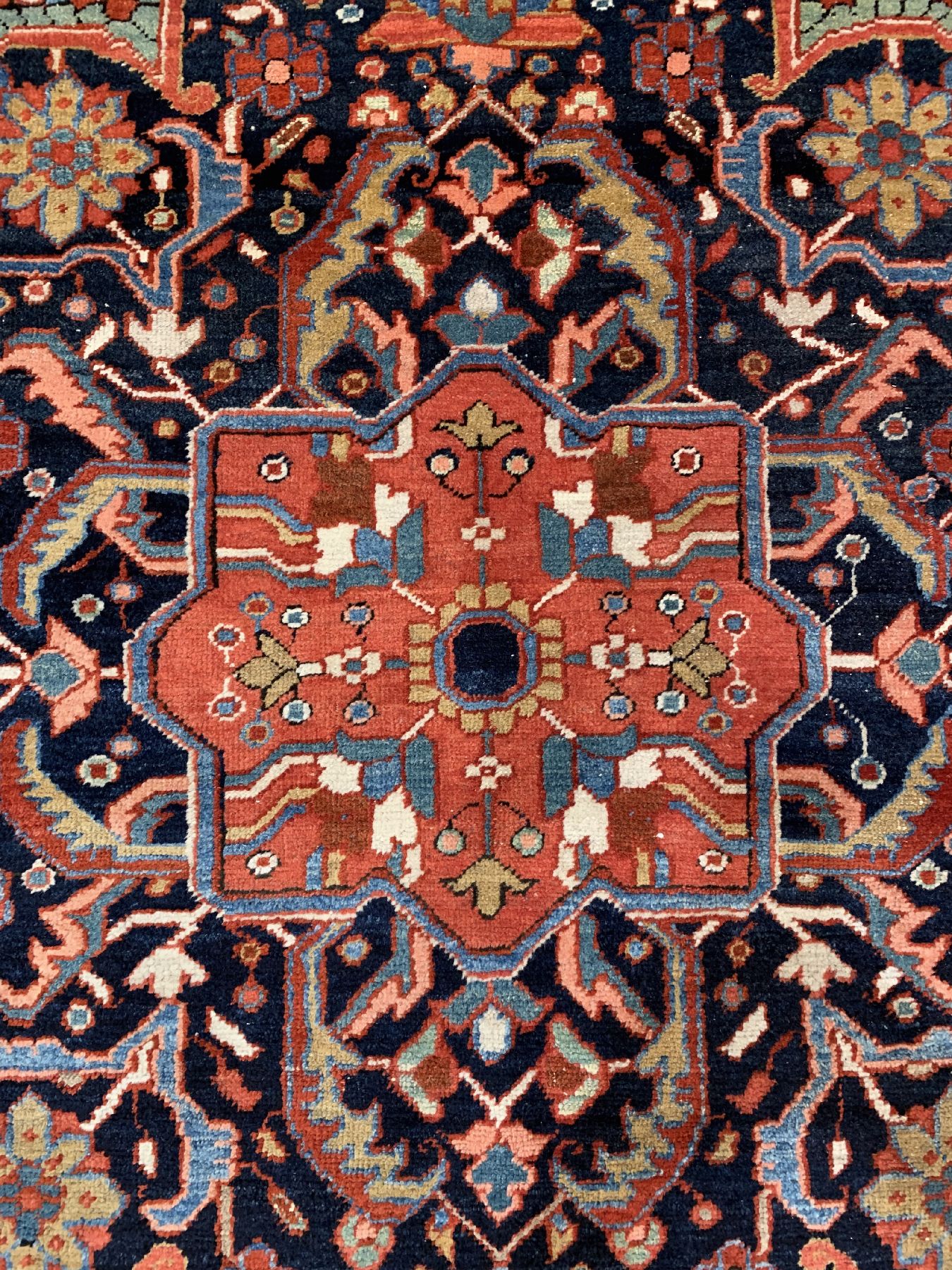 Detail e: Antiker Heriz, Nordwestpersien, um 1900, Wolle geknüpft auf Baumwolle, Seltene Farbkombination mit grünen Ecknischen, ca. 375 x 275 cm, ...