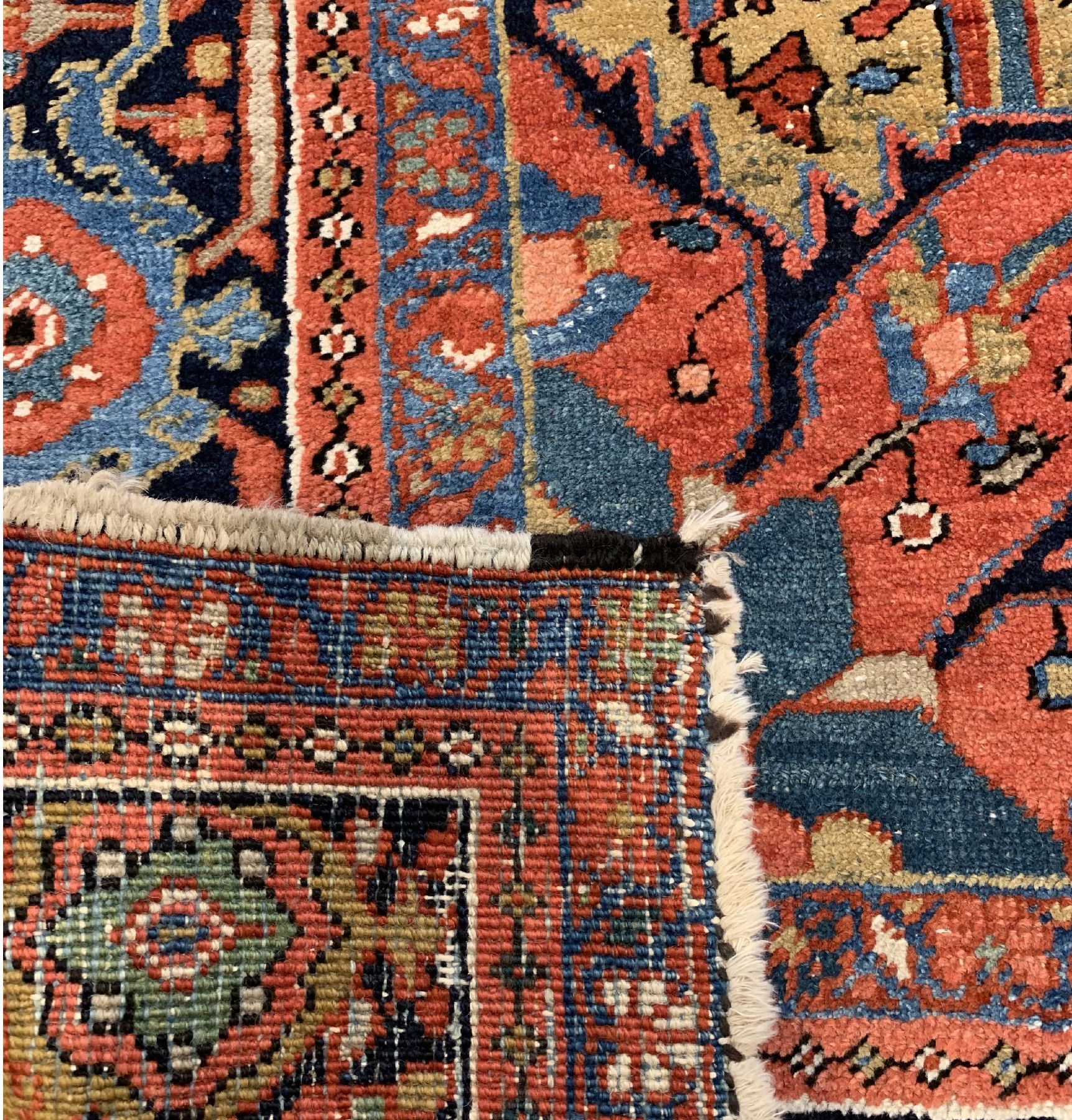 Detail f: Antiker Heriz, Nordwestpersien, um 1900, Wolle geknüpft auf Baumwolle, Seltene Farbkombination mit grünen Ecknischen, ca. 375 x 275 cm, ...