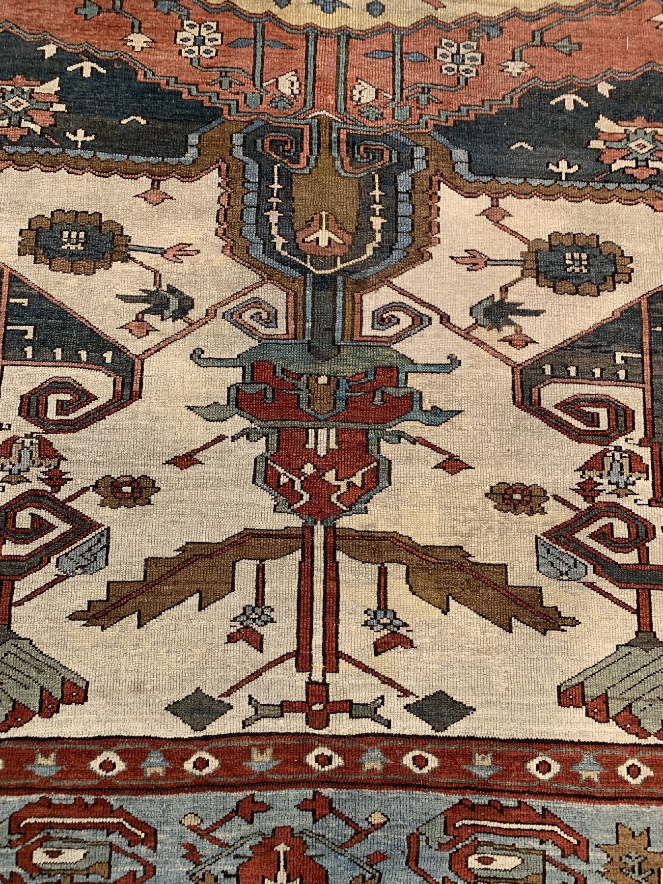 Detail c: Weißgrundiger antiker Bakhschaisch, Nordwestpersien, 19 Jhd., ausdrucksstarkes Medallionauf weißem Grund, 4 grüngrundige Botehs in denEcken, ...