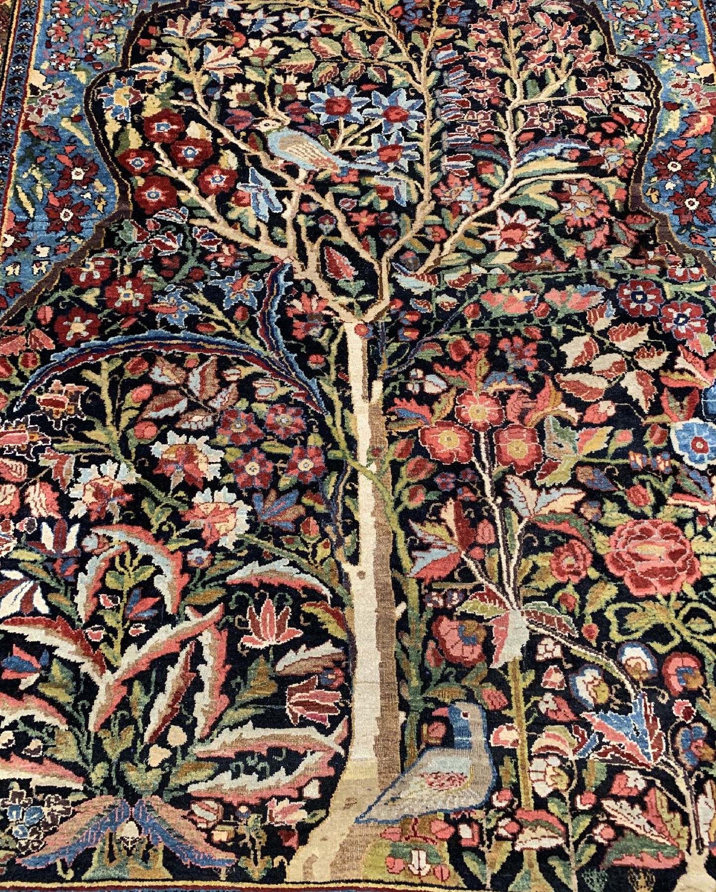 Detail b: Antiker Semnan (Lebensbaum), Persien, um 1900, Wolle geknüpft auf Baumwolle, seltenes großformatiges Lebensbaummotiv, ca. 375 x 278 cm, ...