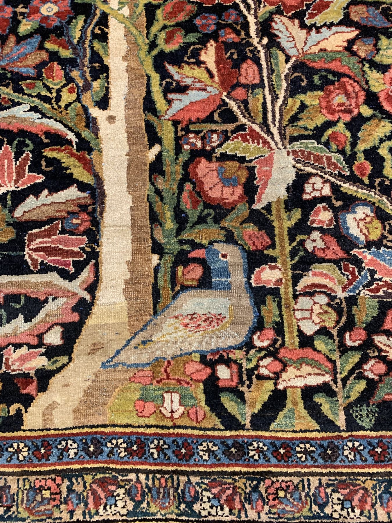 Detail c: Antiker Semnan (Lebensbaum), Persien, um 1900, Wolle geknüpft auf Baumwolle, seltenes großformatiges Lebensbaummotiv, ca. 375 x 278 cm, ...