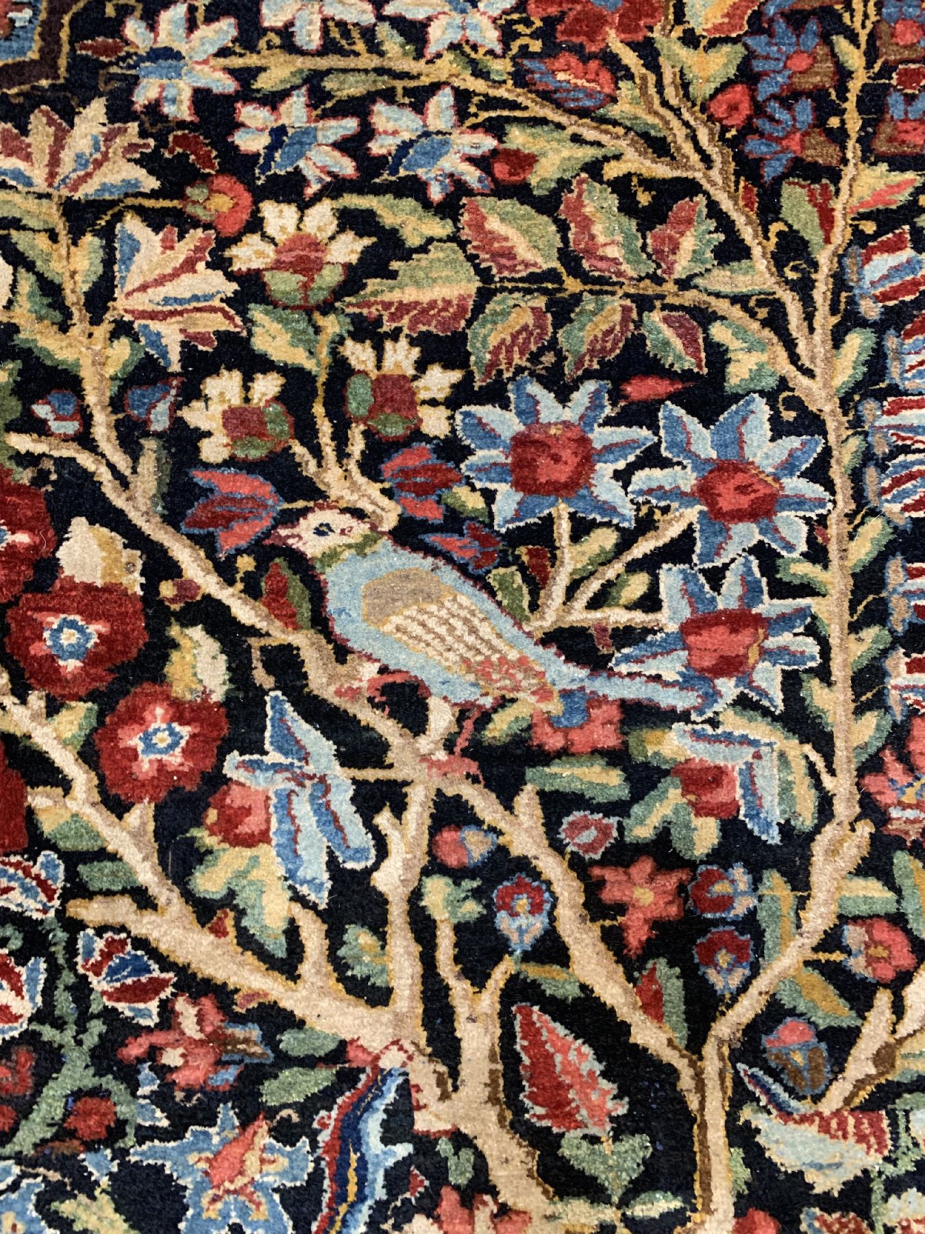 Detail d: Antiker Semnan (Lebensbaum), Persien, um 1900, Wolle geknüpft auf Baumwolle, seltenes großformatiges Lebensbaummotiv, ca. 375 x 278 cm, ...